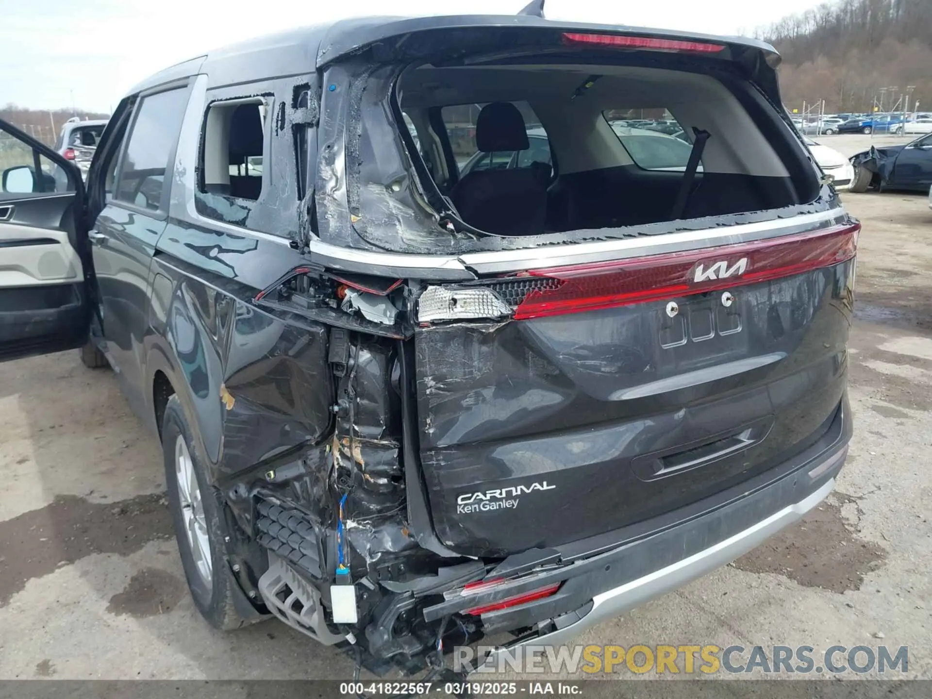 17 Photograph of a damaged car KNDNB4H31R6423265 KIA CARNIVAL MPV 2024