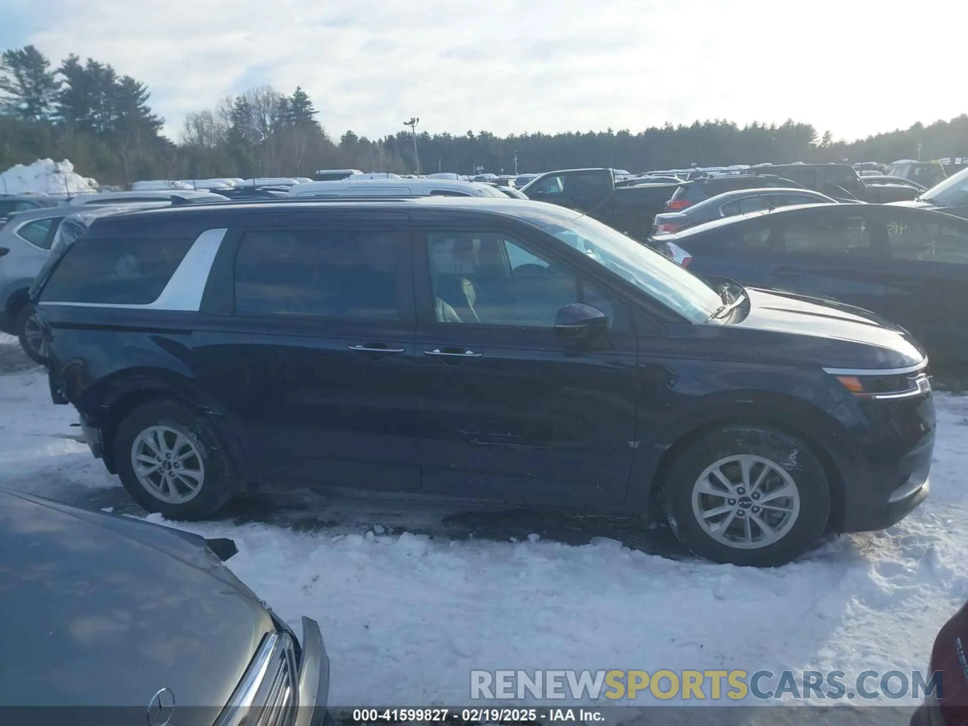 14 Photograph of a damaged car KNDNB4H34R6433742 KIA CARNIVAL MPV 2024