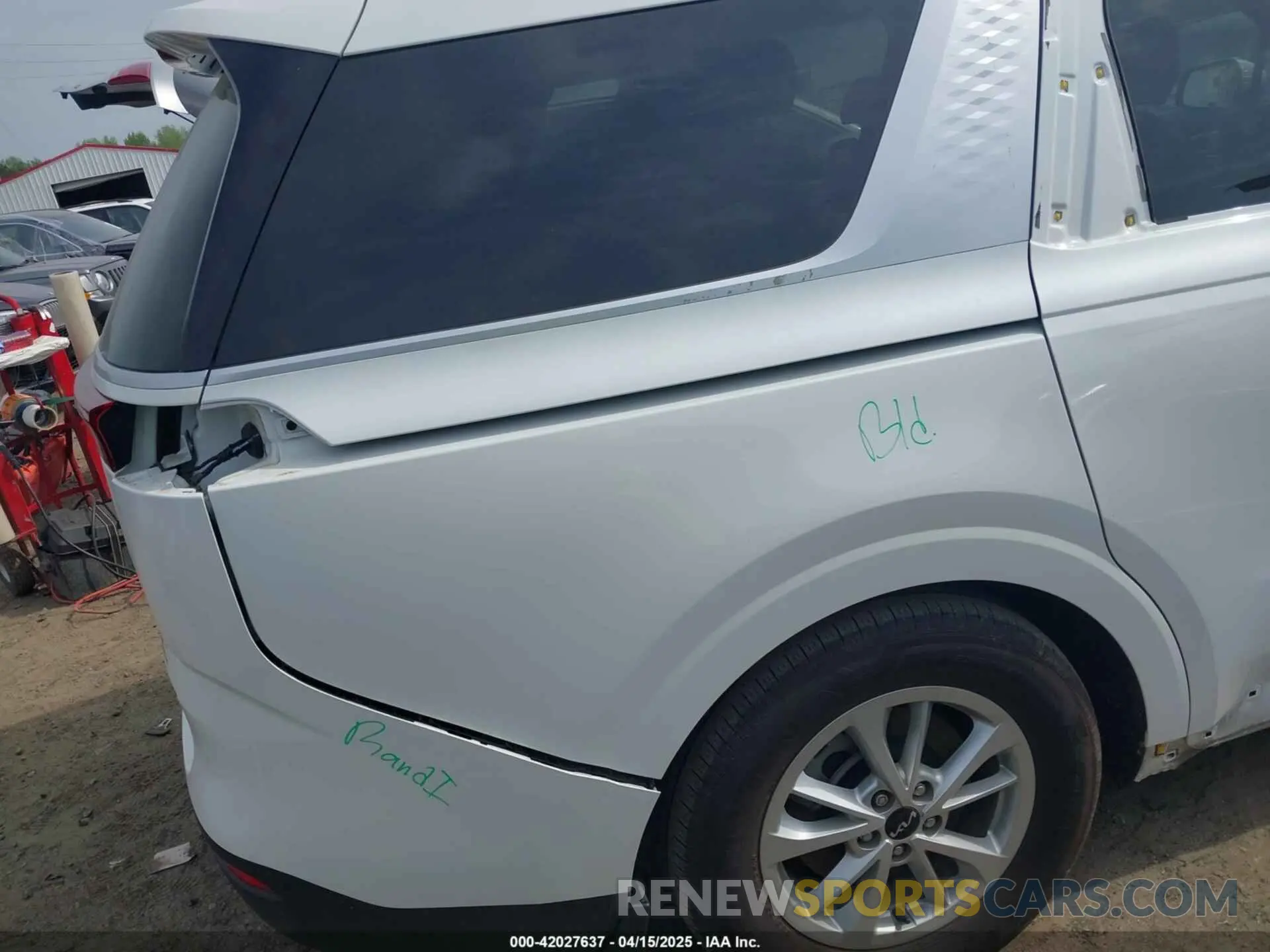18 Photograph of a damaged car KNDNB4H37R6400962 KIA CARNIVAL MPV 2024