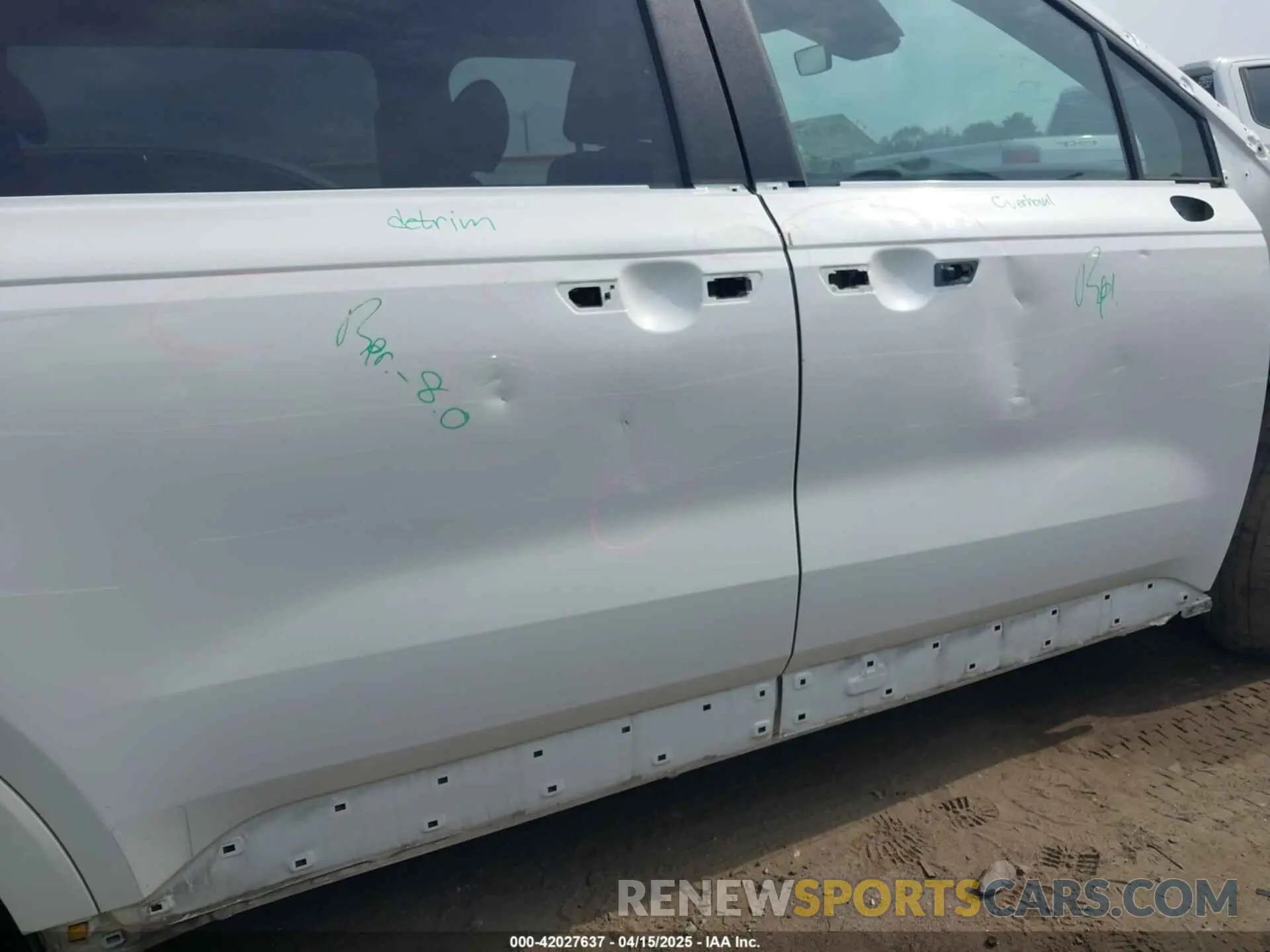 19 Photograph of a damaged car KNDNB4H37R6400962 KIA CARNIVAL MPV 2024