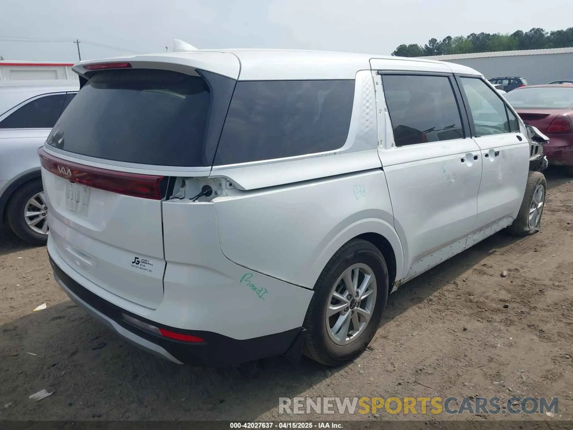 4 Photograph of a damaged car KNDNB4H37R6400962 KIA CARNIVAL MPV 2024