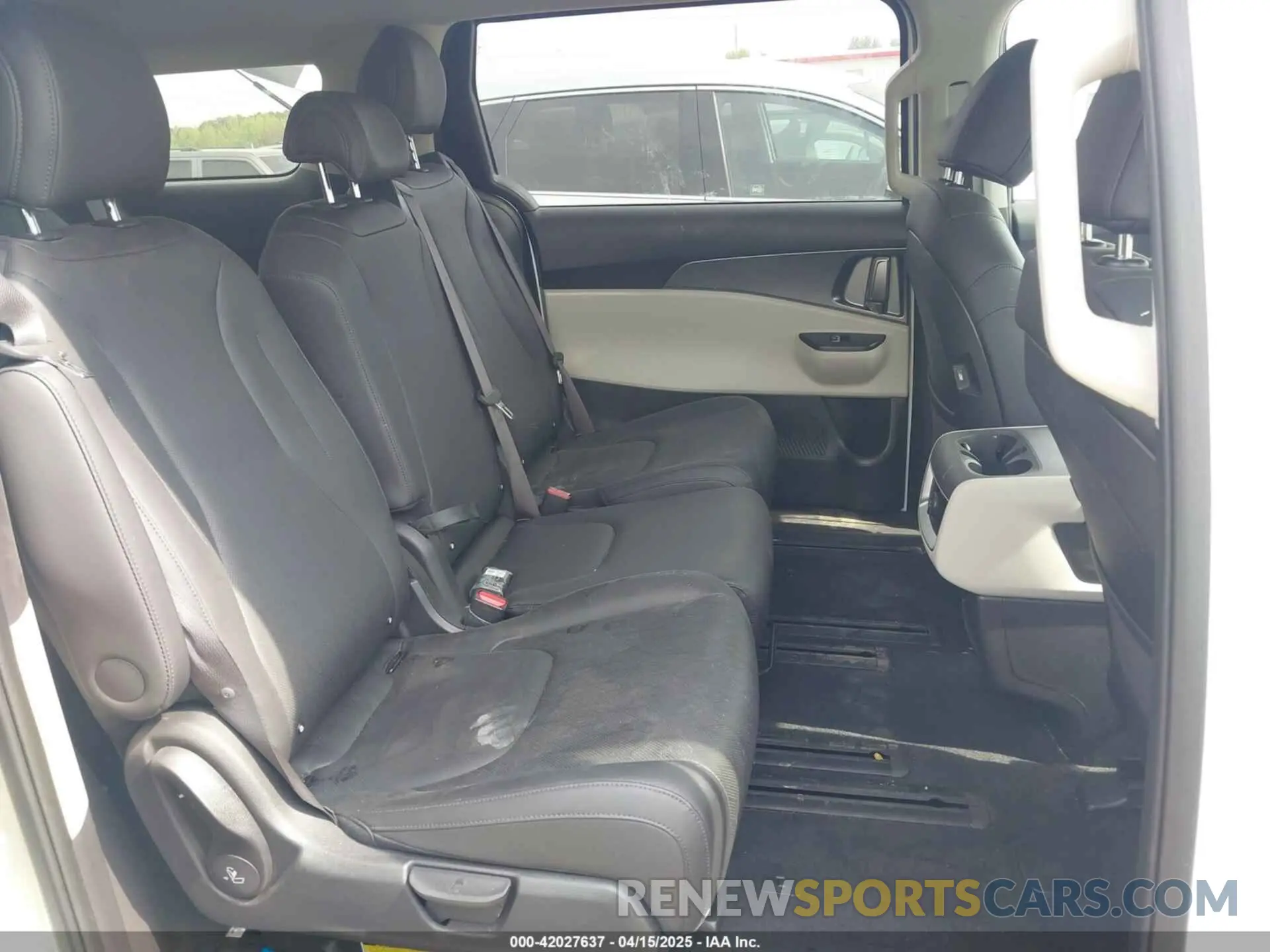 8 Photograph of a damaged car KNDNB4H37R6400962 KIA CARNIVAL MPV 2024