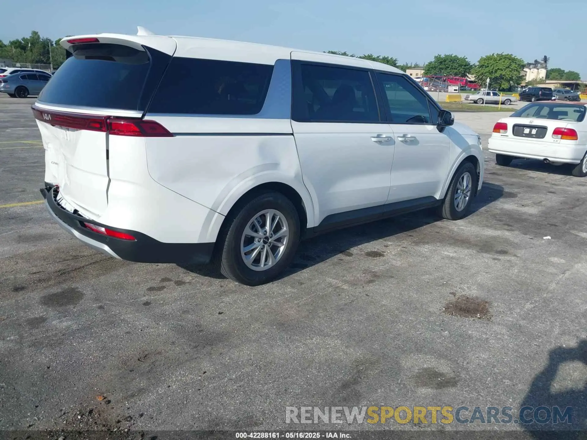 4 Photograph of a damaged car KNDNB4H3XR6400955 KIA CARNIVAL MPV 2024