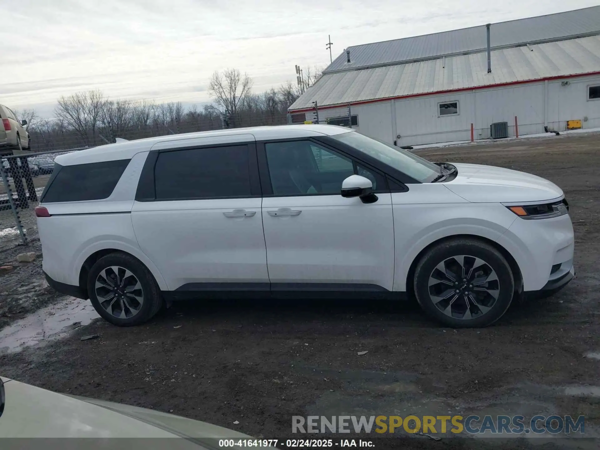 13 Photograph of a damaged car KNDNC5H30R6378404 KIA CARNIVAL MPV 2024
