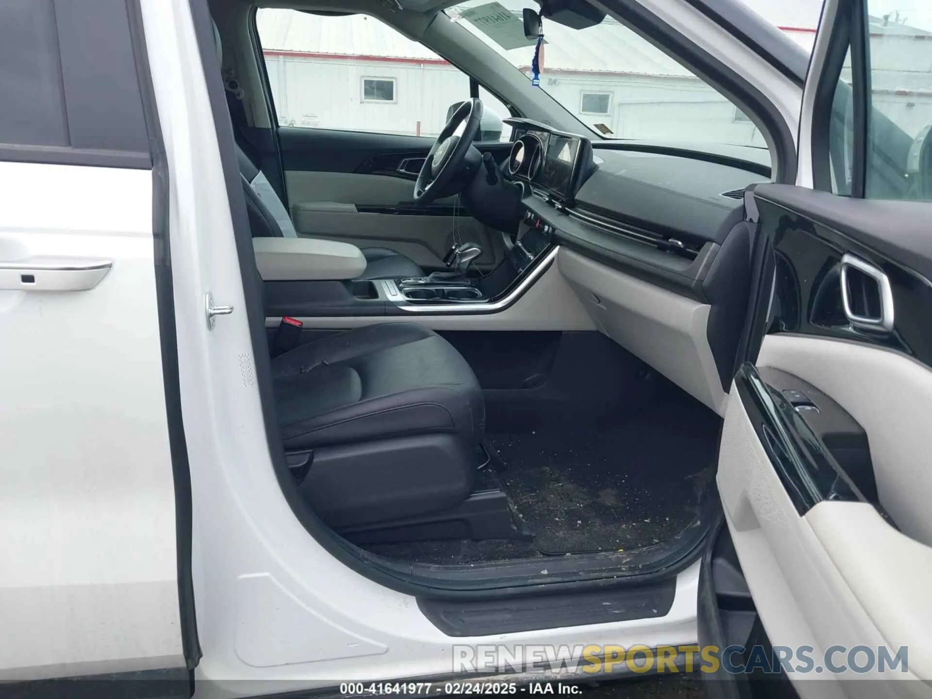 5 Photograph of a damaged car KNDNC5H30R6378404 KIA CARNIVAL MPV 2024
