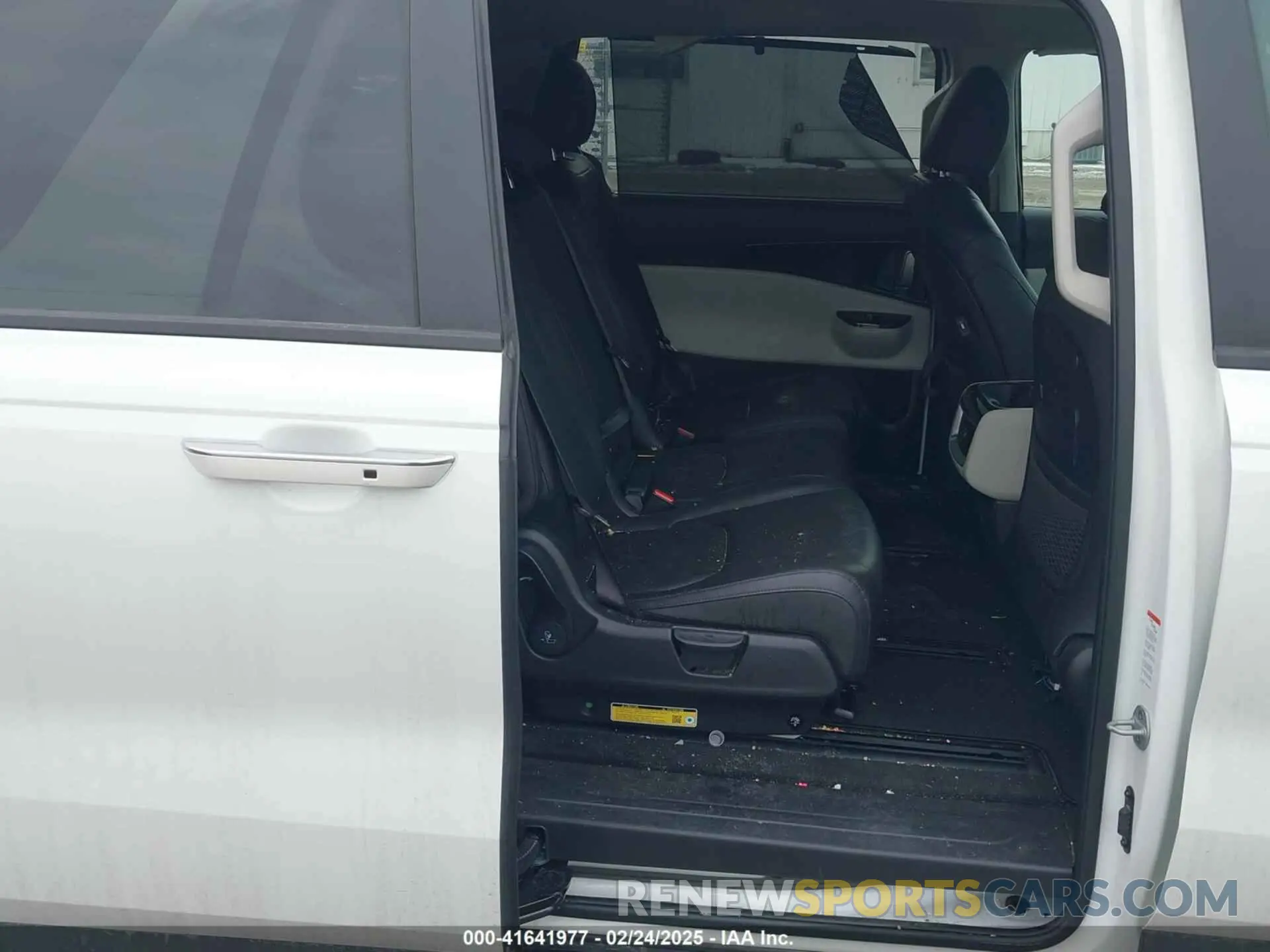 8 Photograph of a damaged car KNDNC5H30R6378404 KIA CARNIVAL MPV 2024