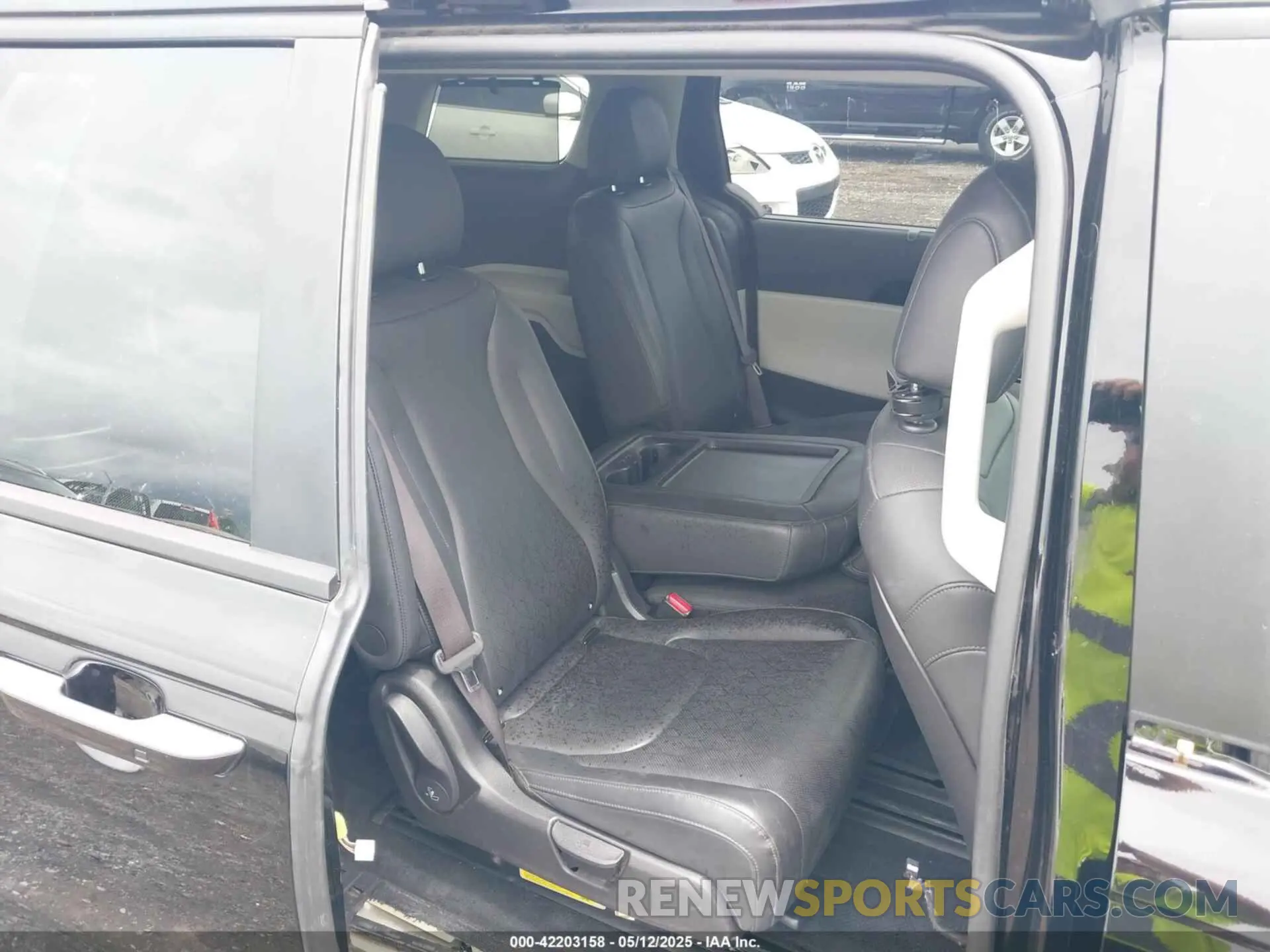 8 Photograph of a damaged car KNDNC5H30R6440397 KIA CARNIVAL MPV 2024