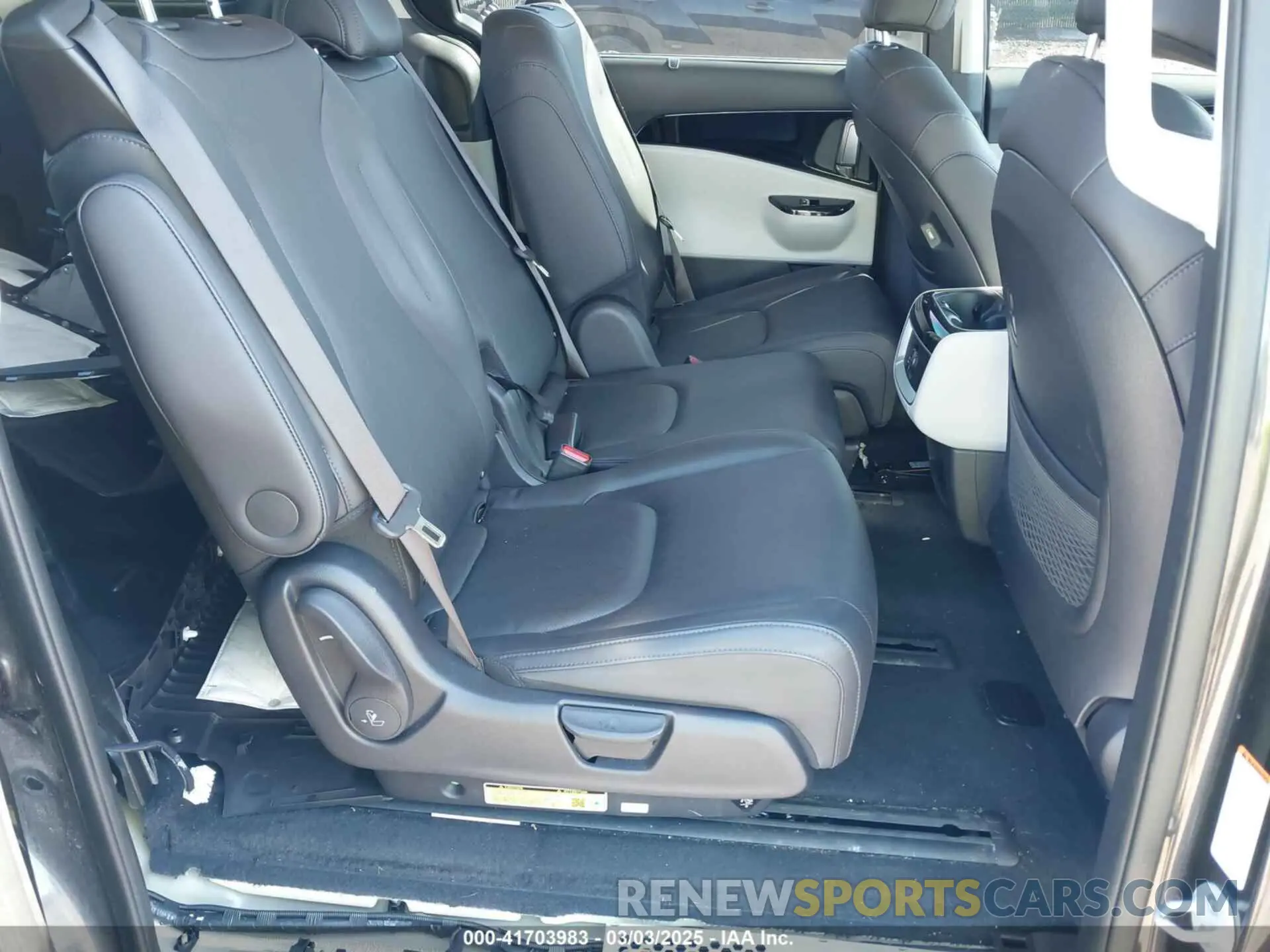 8 Photograph of a damaged car KNDNC5H31R6421390 KIA CARNIVAL MPV 2024