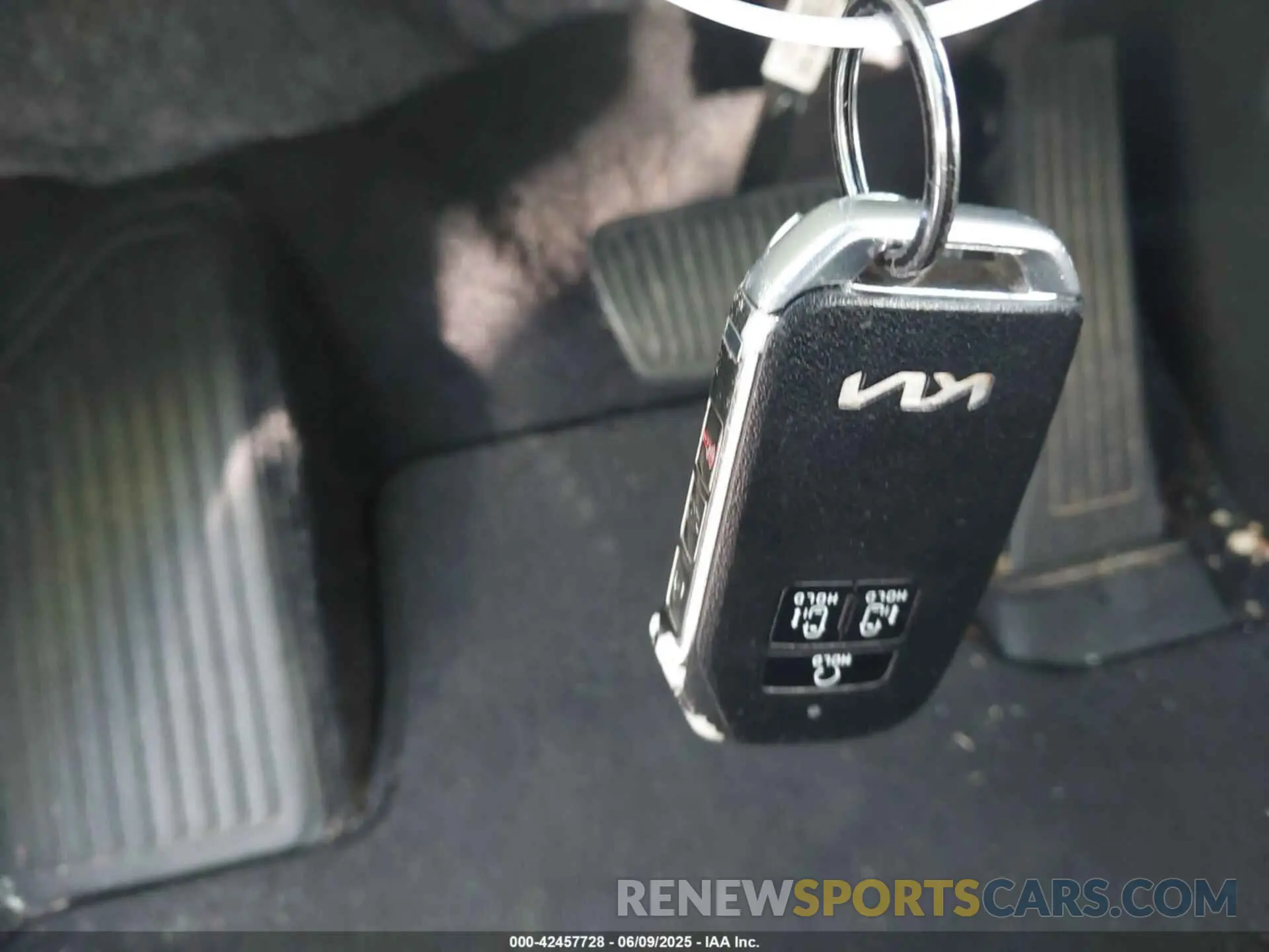 11 Photograph of a damaged car KNDNC5H34R6314480 KIA CARNIVAL MPV 2024