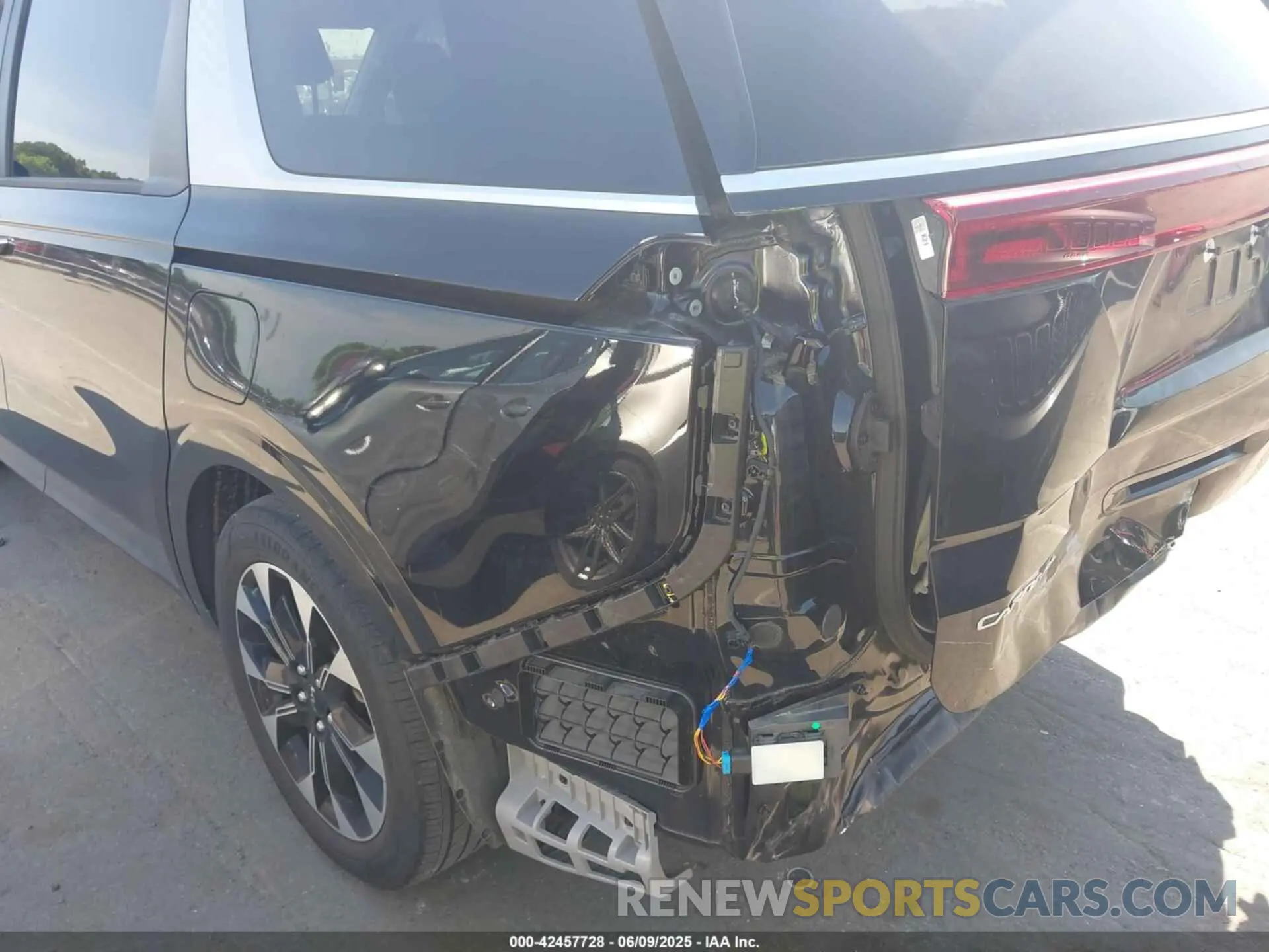 18 Photograph of a damaged car KNDNC5H34R6314480 KIA CARNIVAL MPV 2024