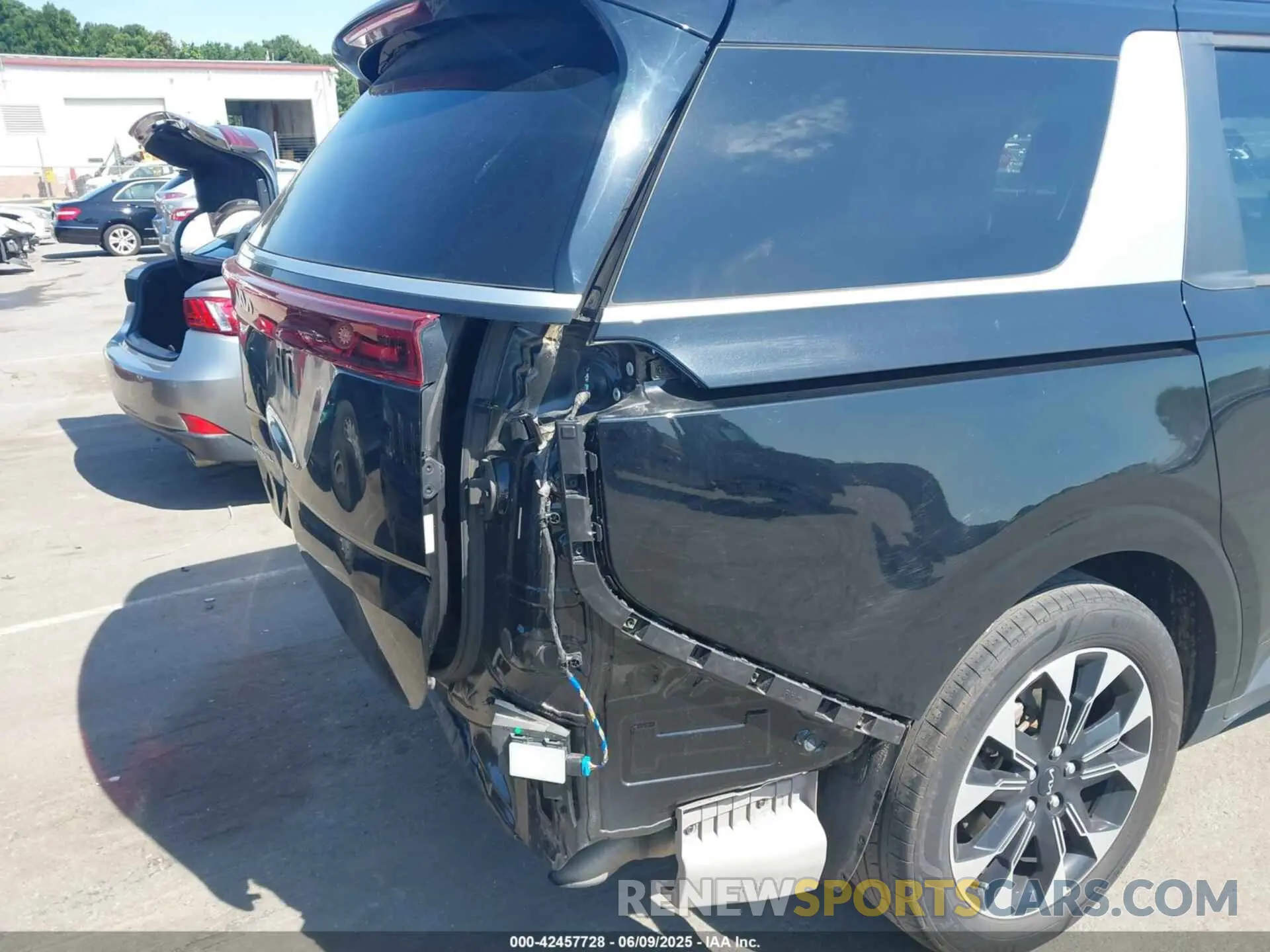 19 Photograph of a damaged car KNDNC5H34R6314480 KIA CARNIVAL MPV 2024