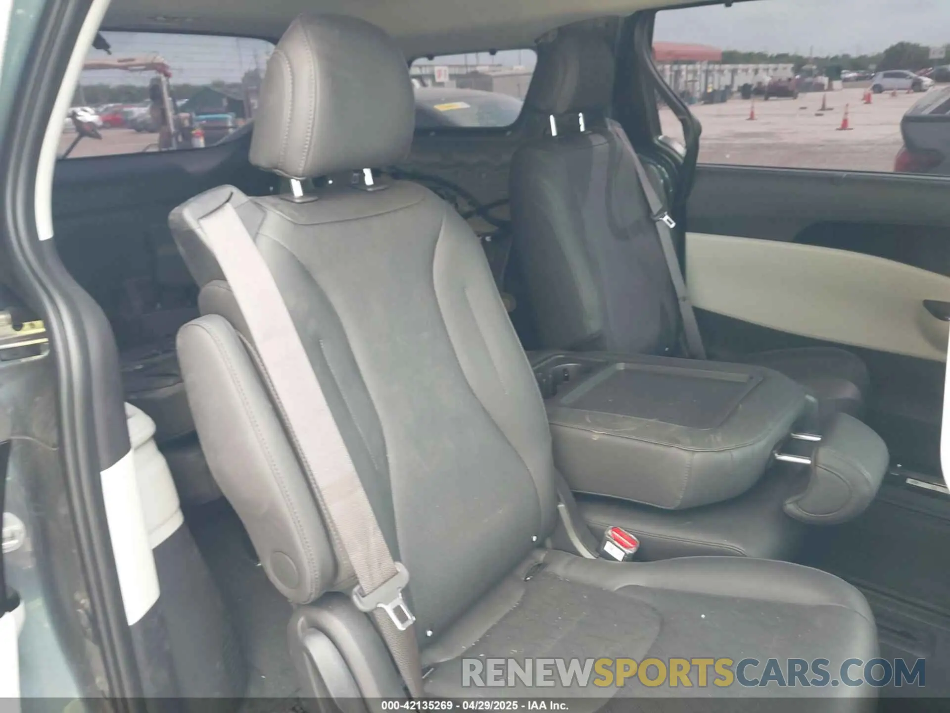 8 Photograph of a damaged car KNDNC5H36R6386572 KIA CARNIVAL MPV 2024
