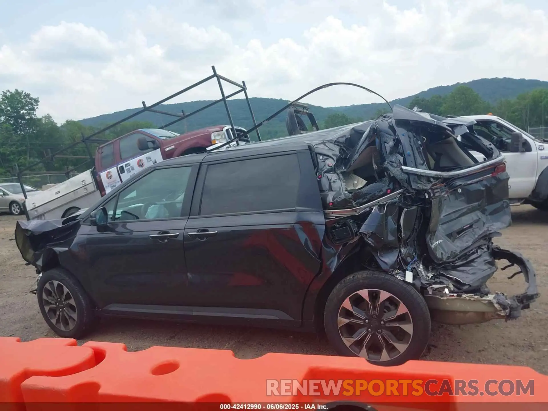 13 Photograph of a damaged car KNDNC5H38R6317558 KIA CARNIVAL MPV 2024