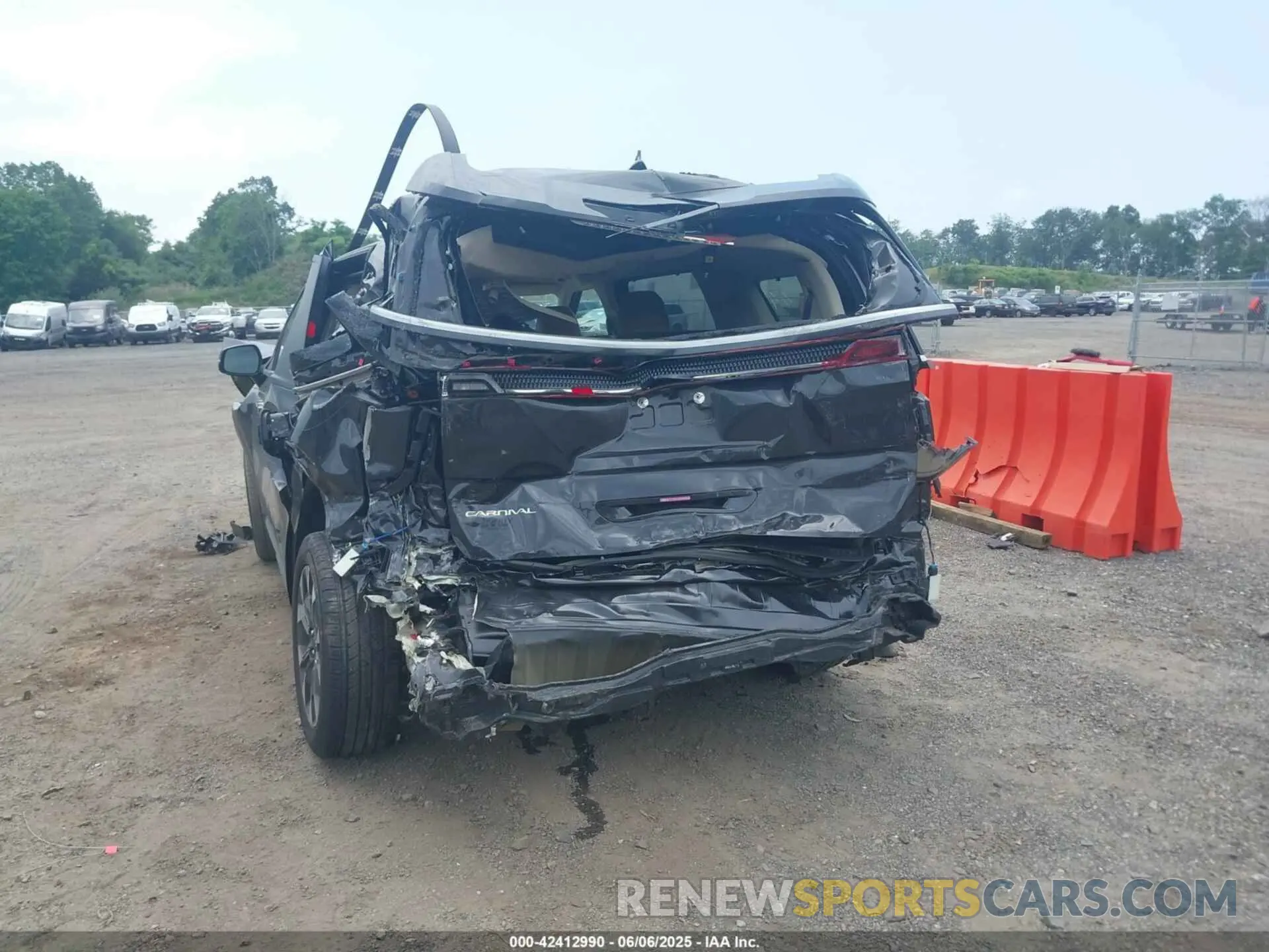 16 Photograph of a damaged car KNDNC5H38R6317558 KIA CARNIVAL MPV 2024