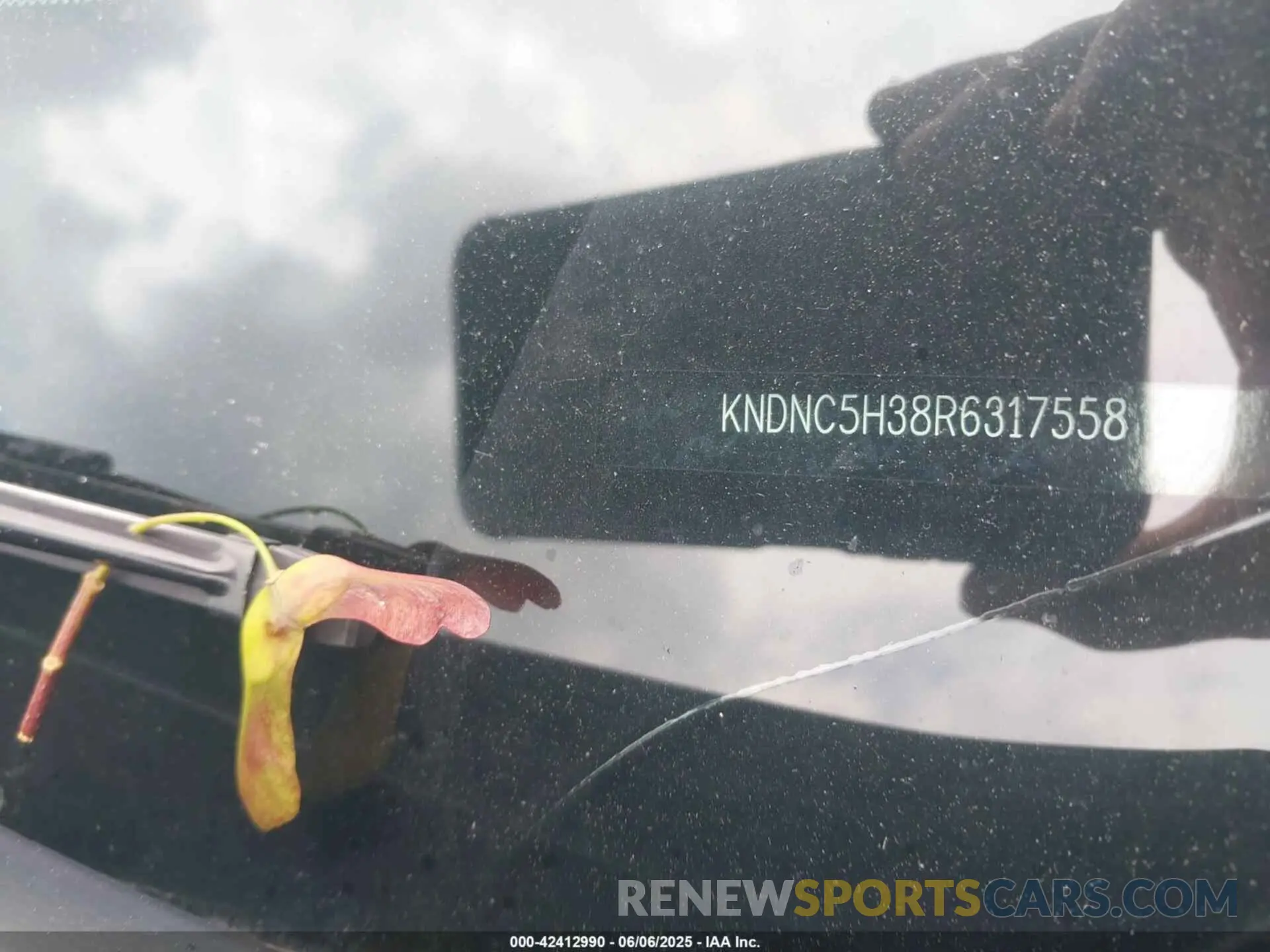 9 Photograph of a damaged car KNDNC5H38R6317558 KIA CARNIVAL MPV 2024