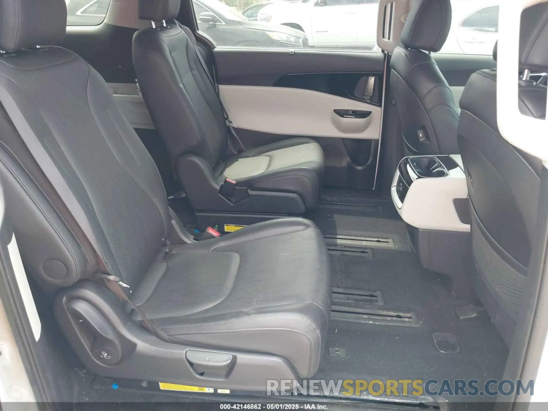 8 Photograph of a damaged car KNDNC5H38R6450739 KIA CARNIVAL MPV 2024