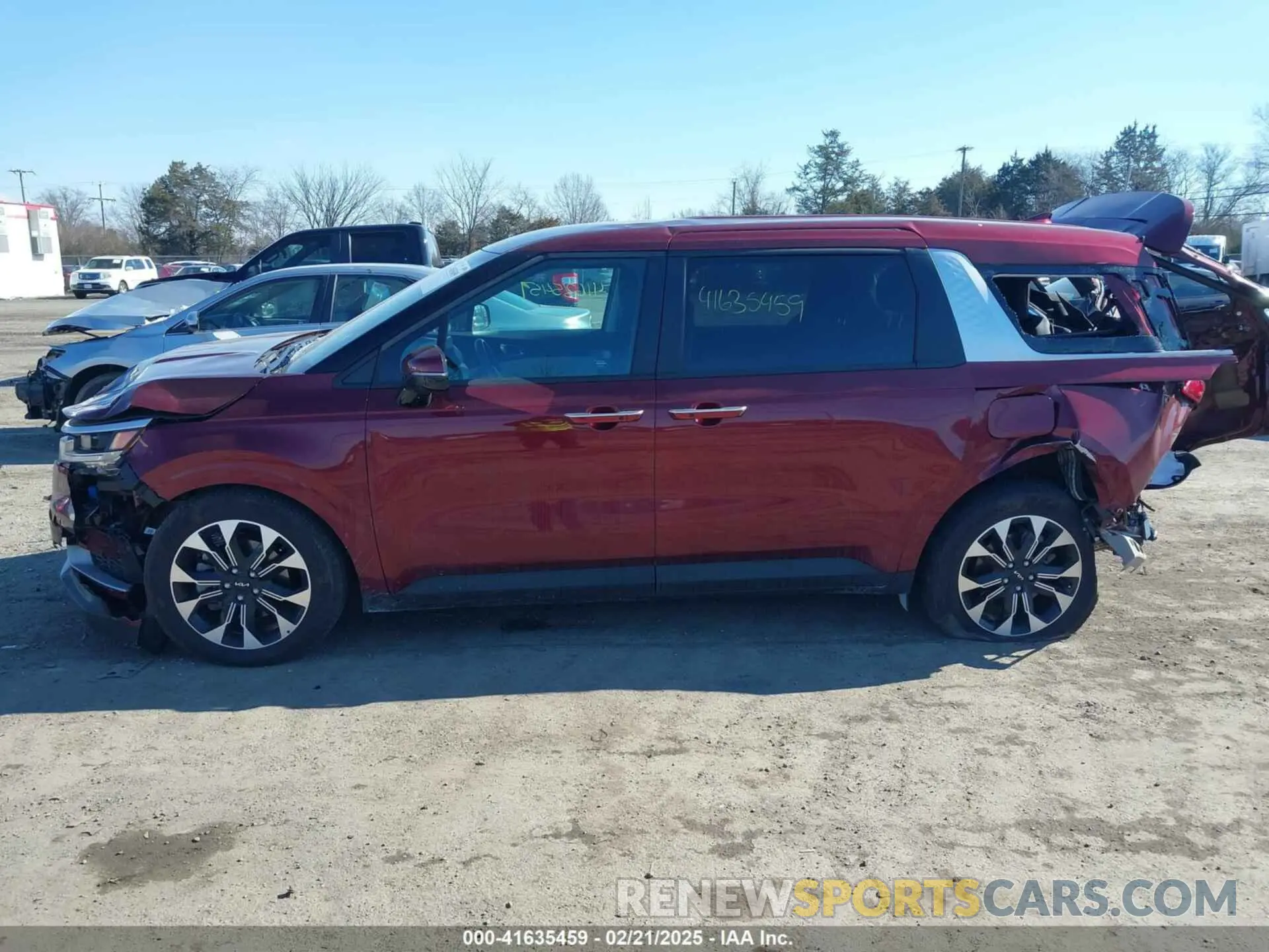 14 Photograph of a damaged car KNDNC5H39R6358605 KIA CARNIVAL MPV 2024