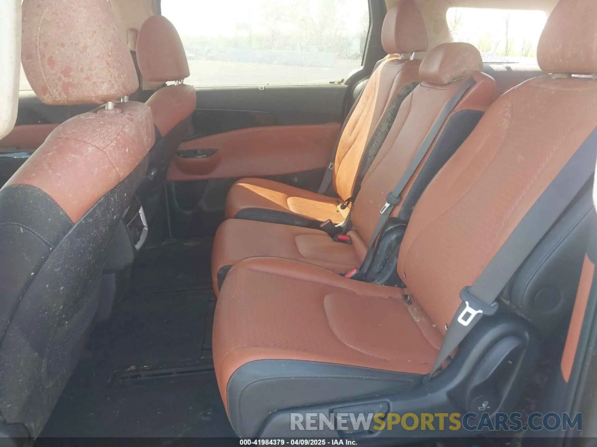 8 Photograph of a damaged car KNDNE5H32R6340005 KIA CARNIVAL MPV 2024
