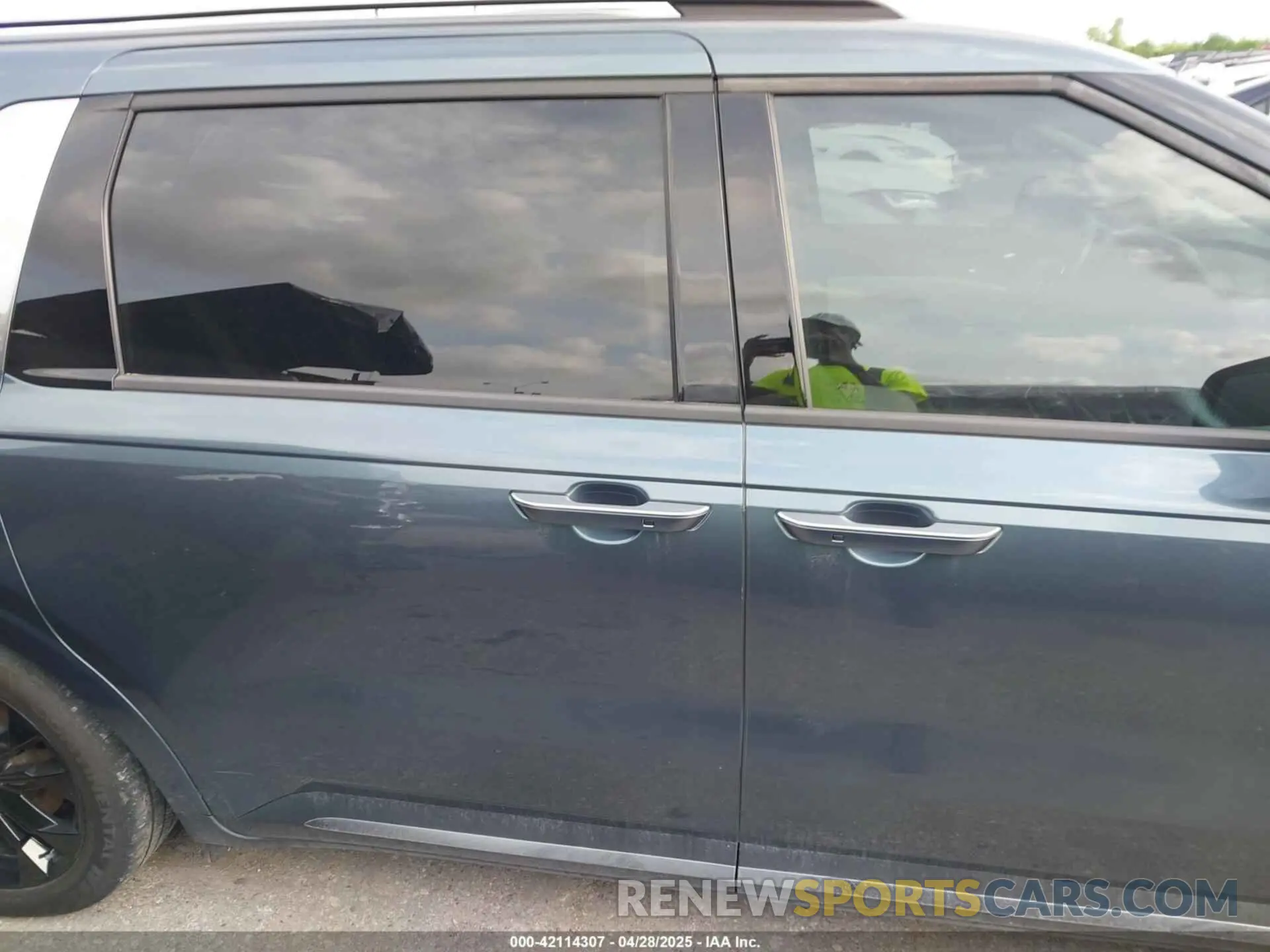 13 Photograph of a damaged car KNDNE5H33R6375166 KIA CARNIVAL MPV 2024