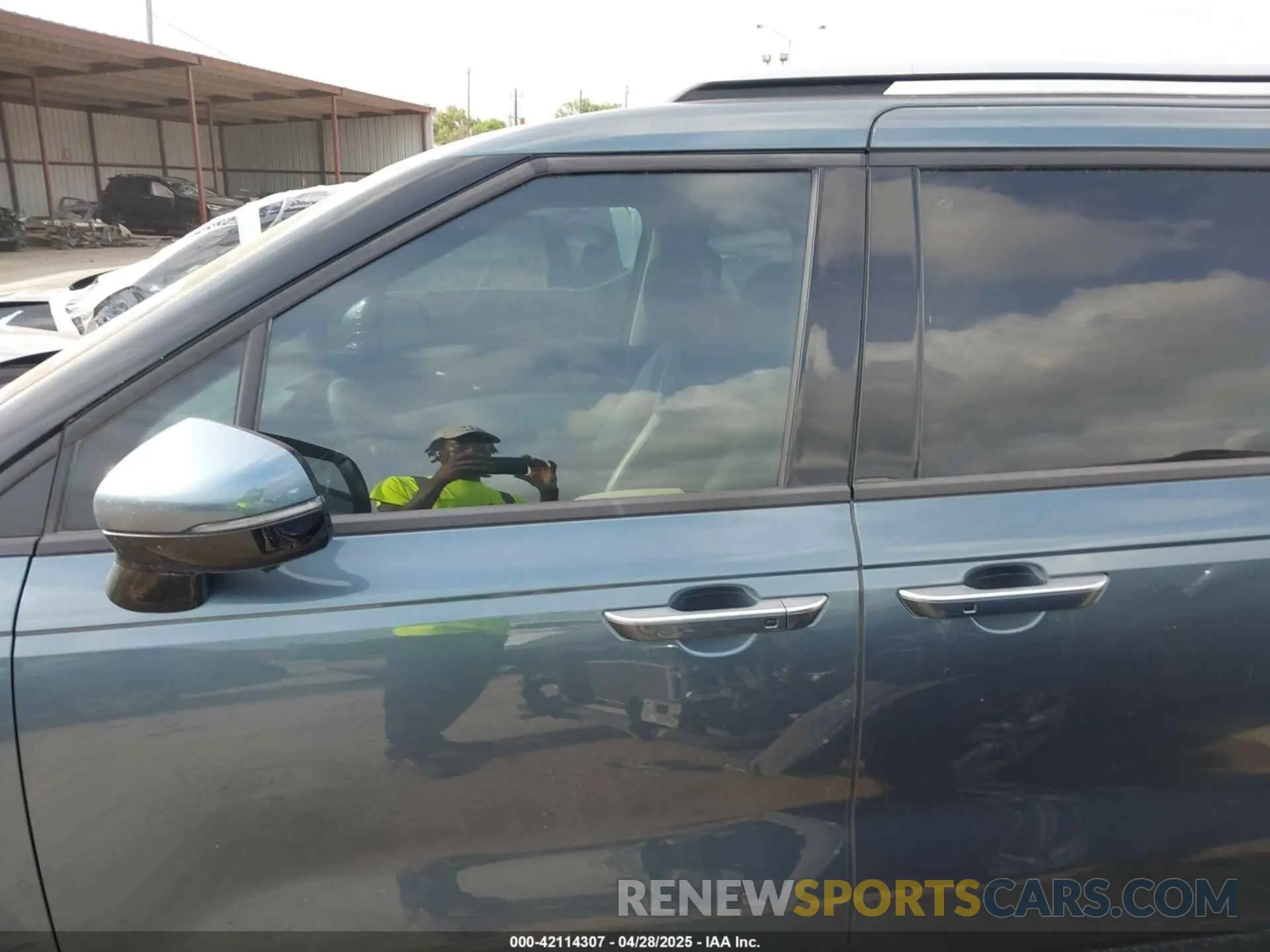 14 Photograph of a damaged car KNDNE5H33R6375166 KIA CARNIVAL MPV 2024