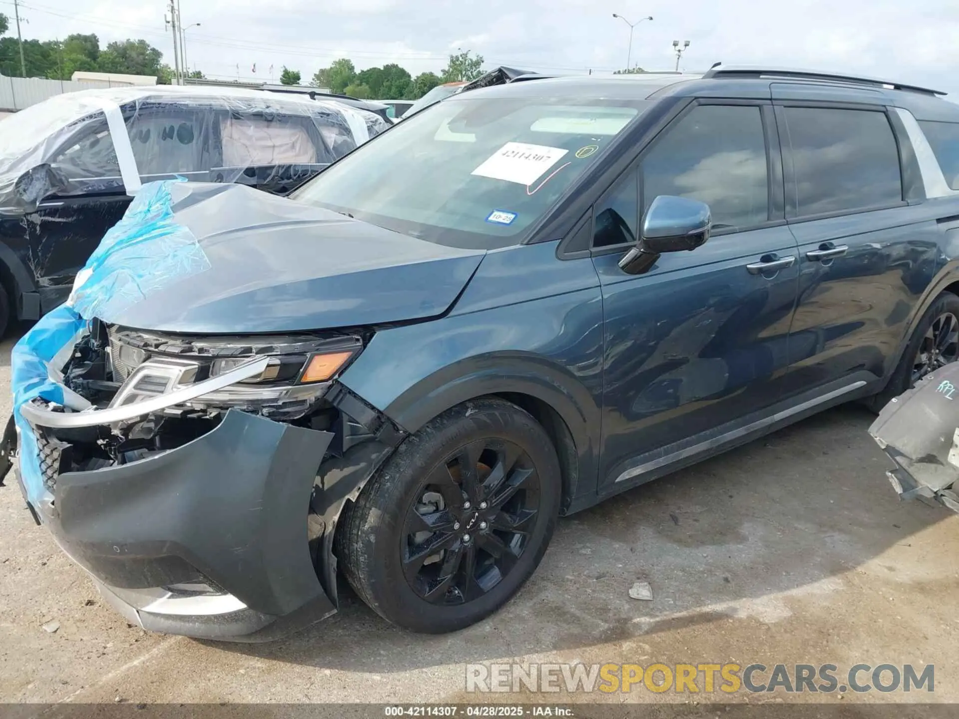 2 Photograph of a damaged car KNDNE5H33R6375166 KIA CARNIVAL MPV 2024