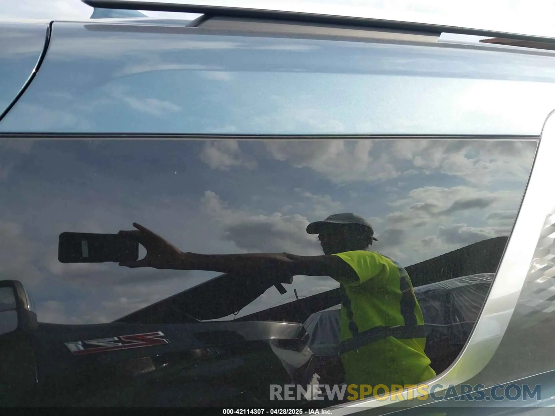 4 Photograph of a damaged car KNDNE5H33R6375166 KIA CARNIVAL MPV 2024