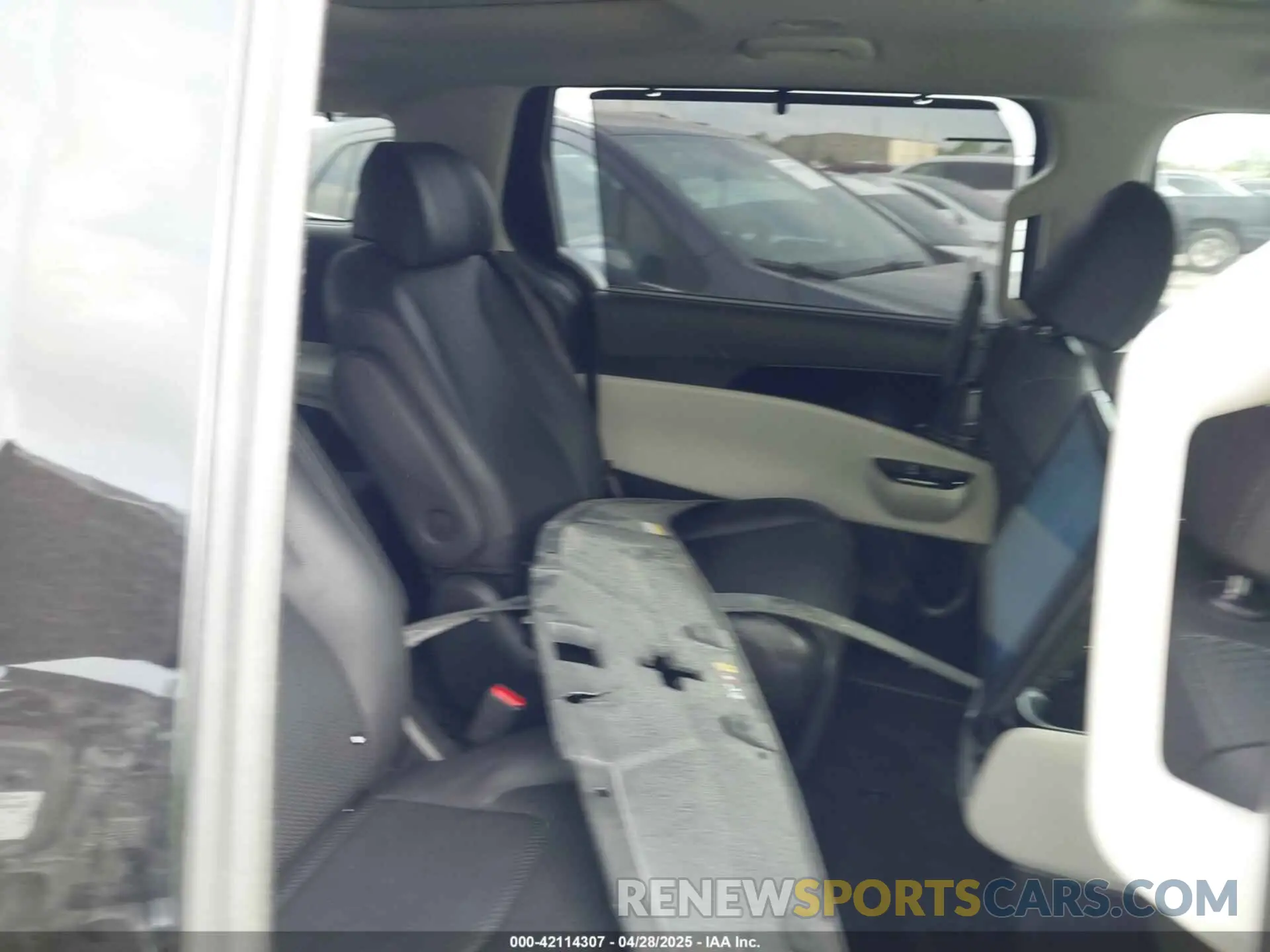 8 Photograph of a damaged car KNDNE5H33R6375166 KIA CARNIVAL MPV 2024