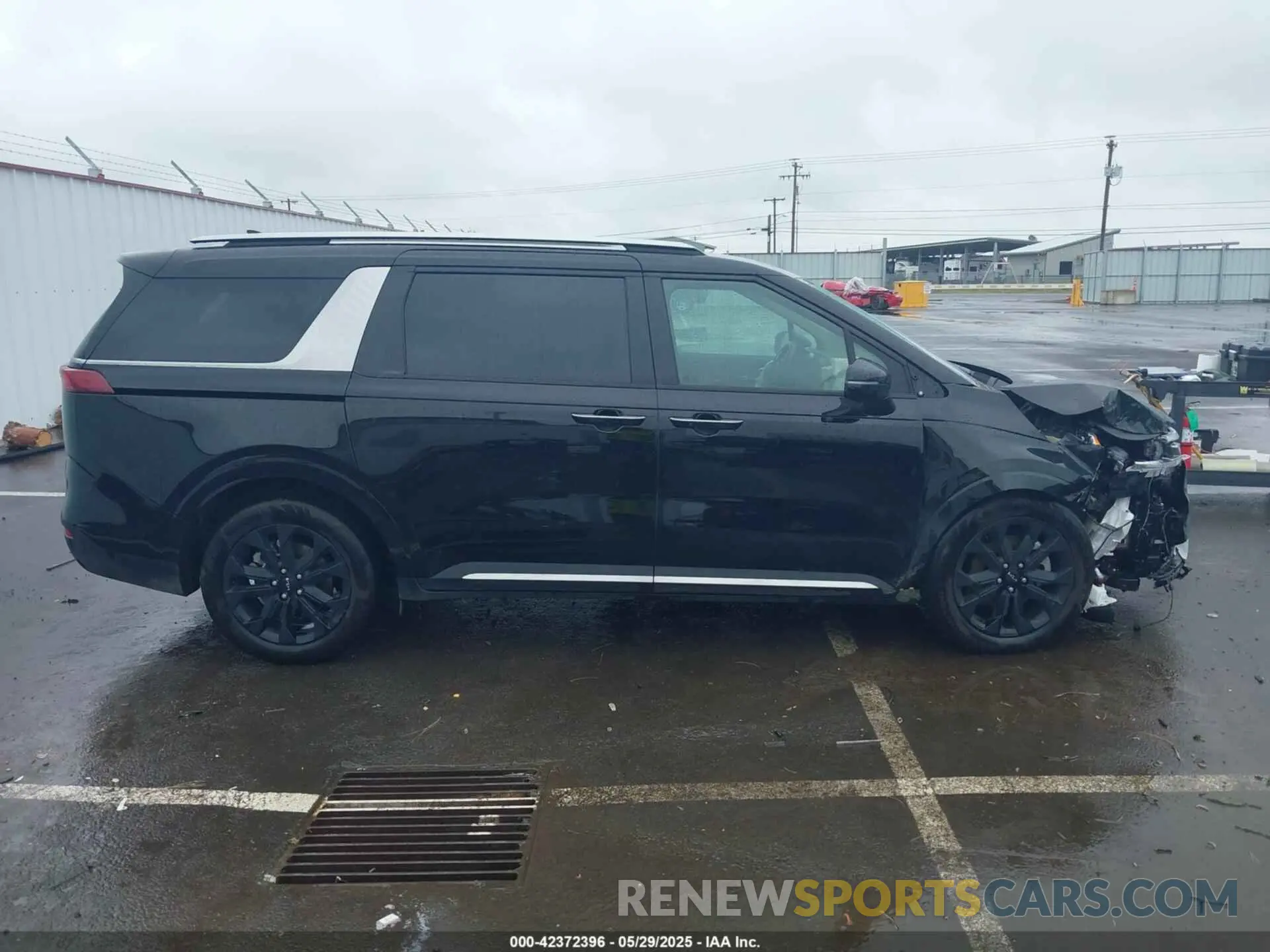 12 Photograph of a damaged car KNDNE5H33R6424382 KIA CARNIVAL MPV 2024