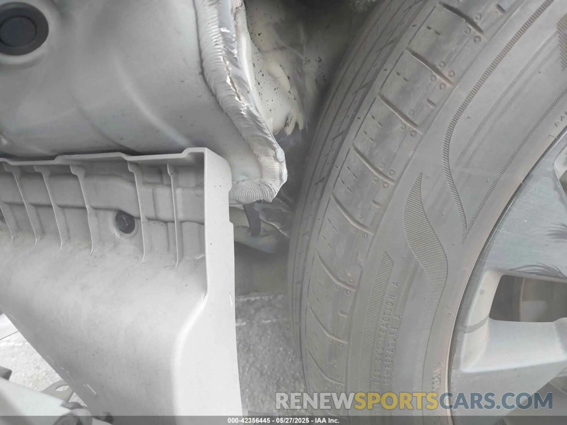 12 Photograph of a damaged car KNDNE5H34R6385298 KIA CARNIVAL MPV 2024