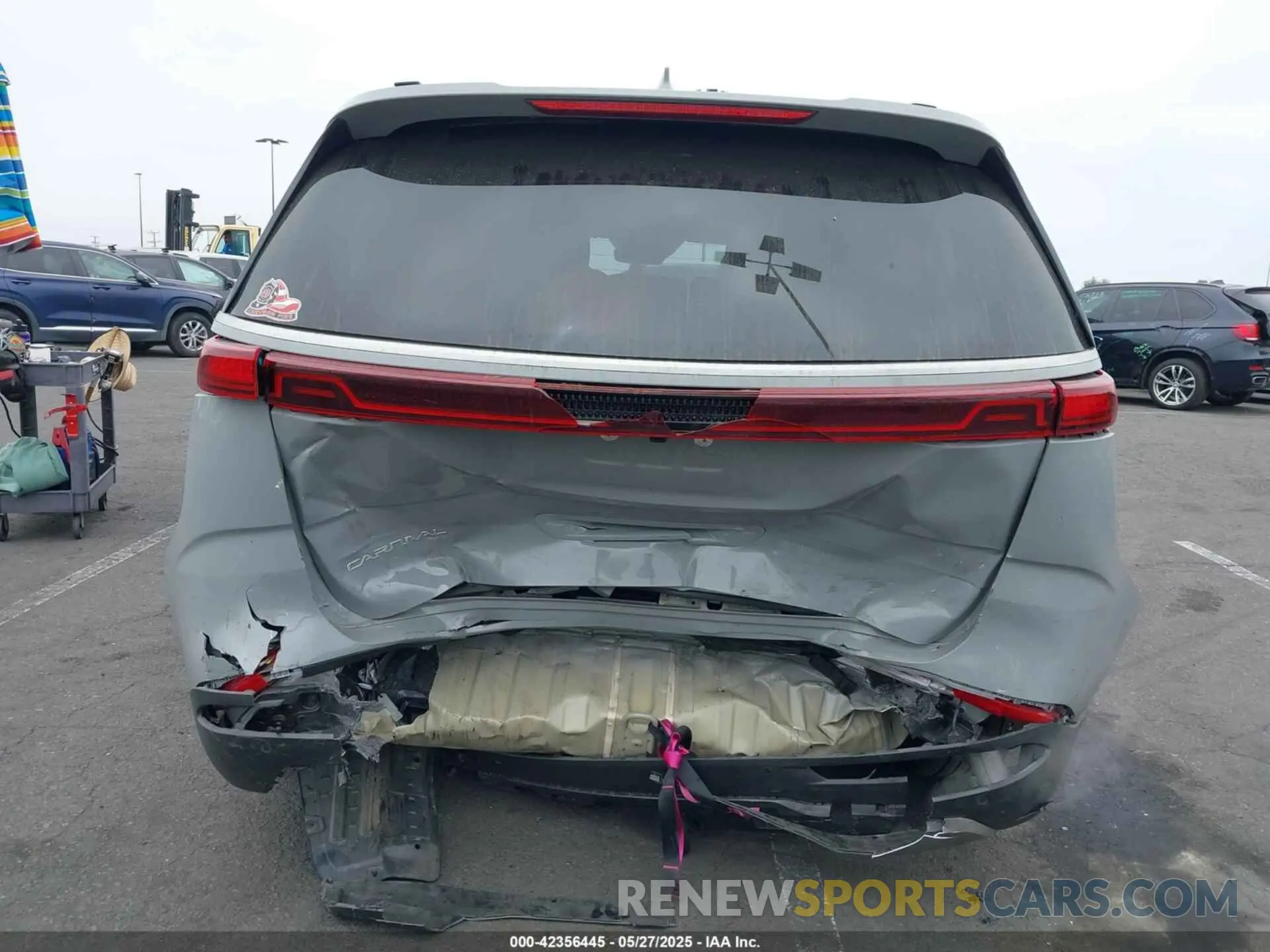 17 Photograph of a damaged car KNDNE5H34R6385298 KIA CARNIVAL MPV 2024