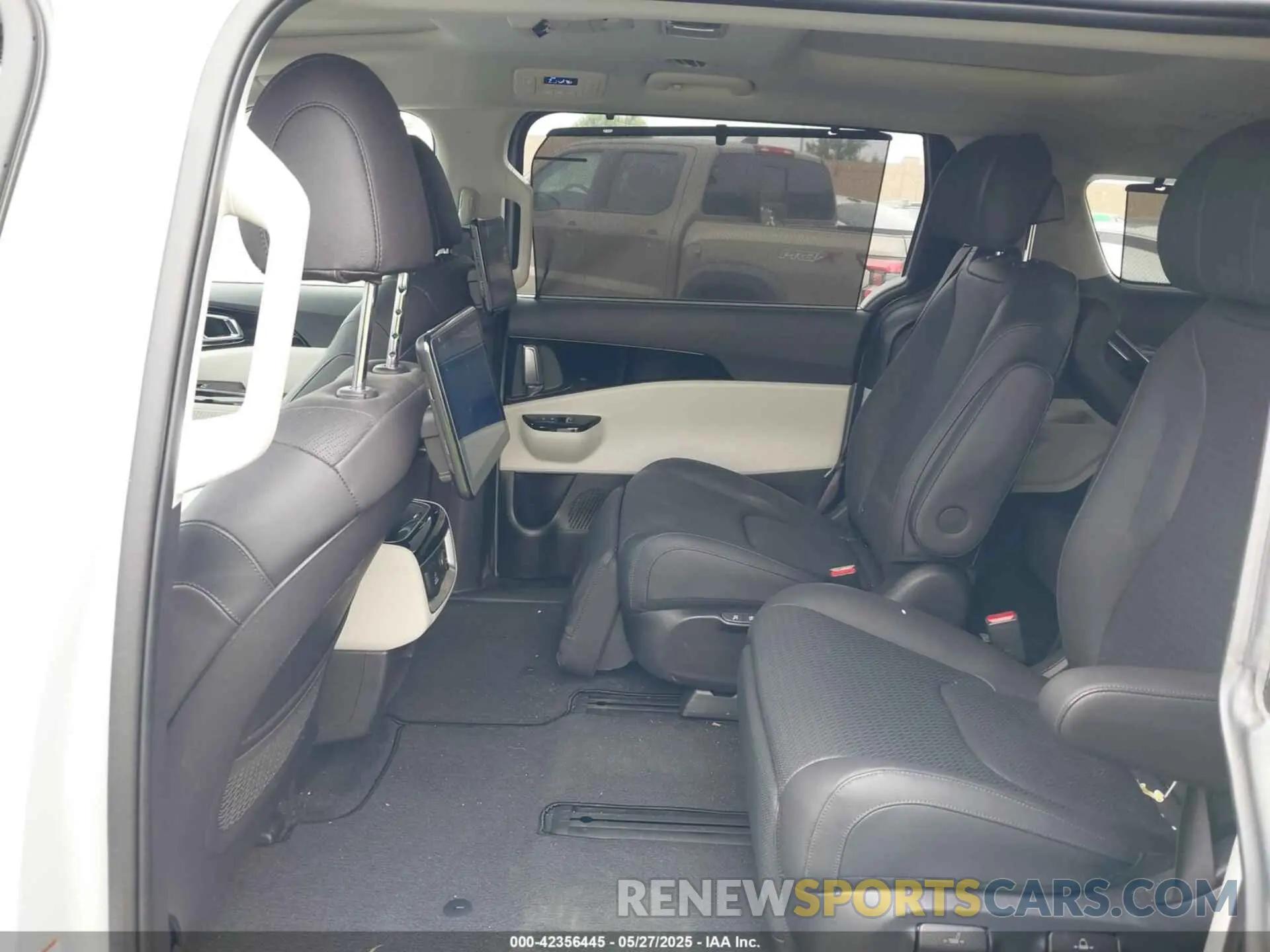8 Photograph of a damaged car KNDNE5H34R6385298 KIA CARNIVAL MPV 2024