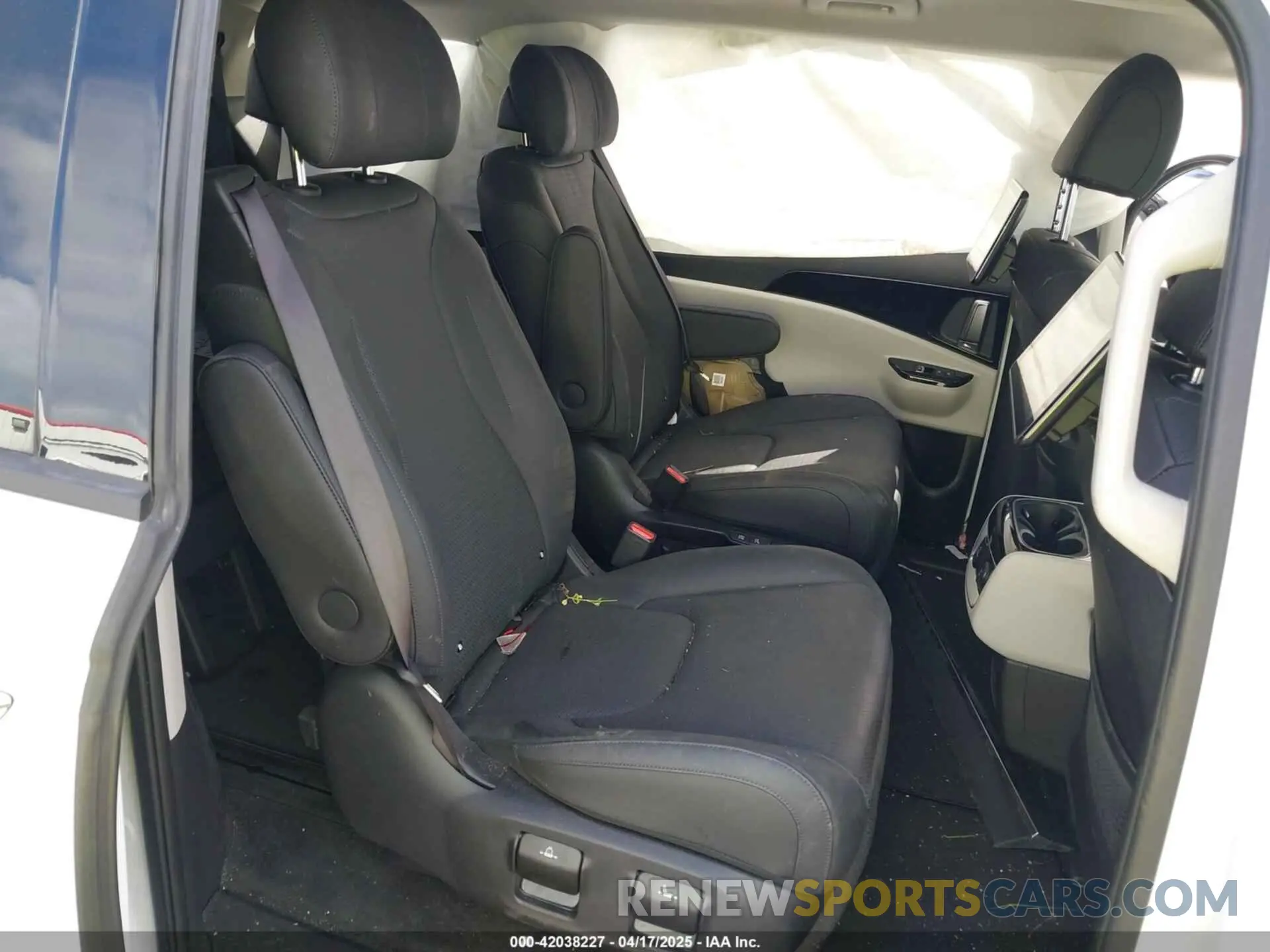 8 Photograph of a damaged car KNDNE5H37R6403146 KIA CARNIVAL MPV 2024