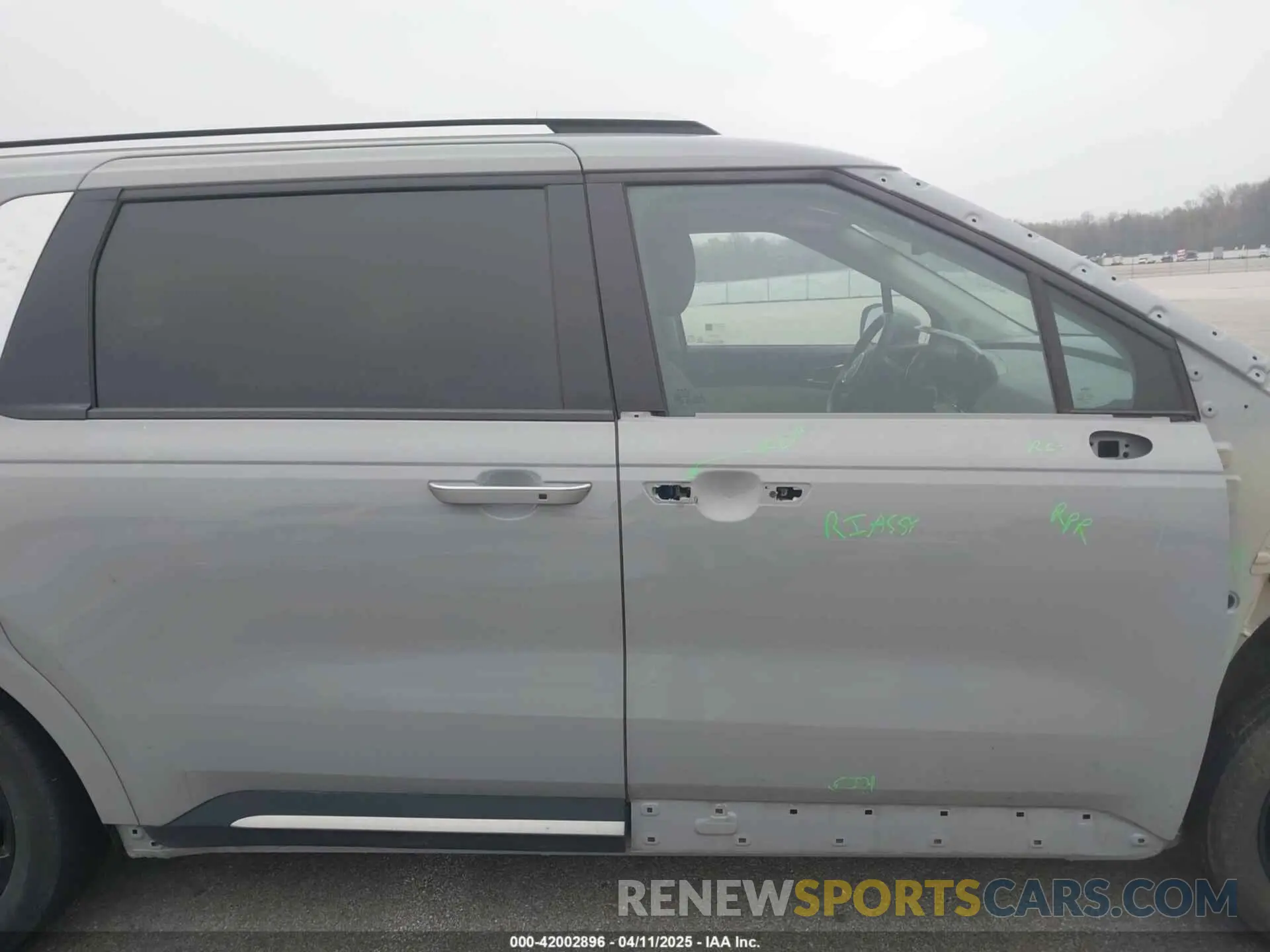 14 Photograph of a damaged car KNDNE5H38R6304237 KIA CARNIVAL MPV 2024