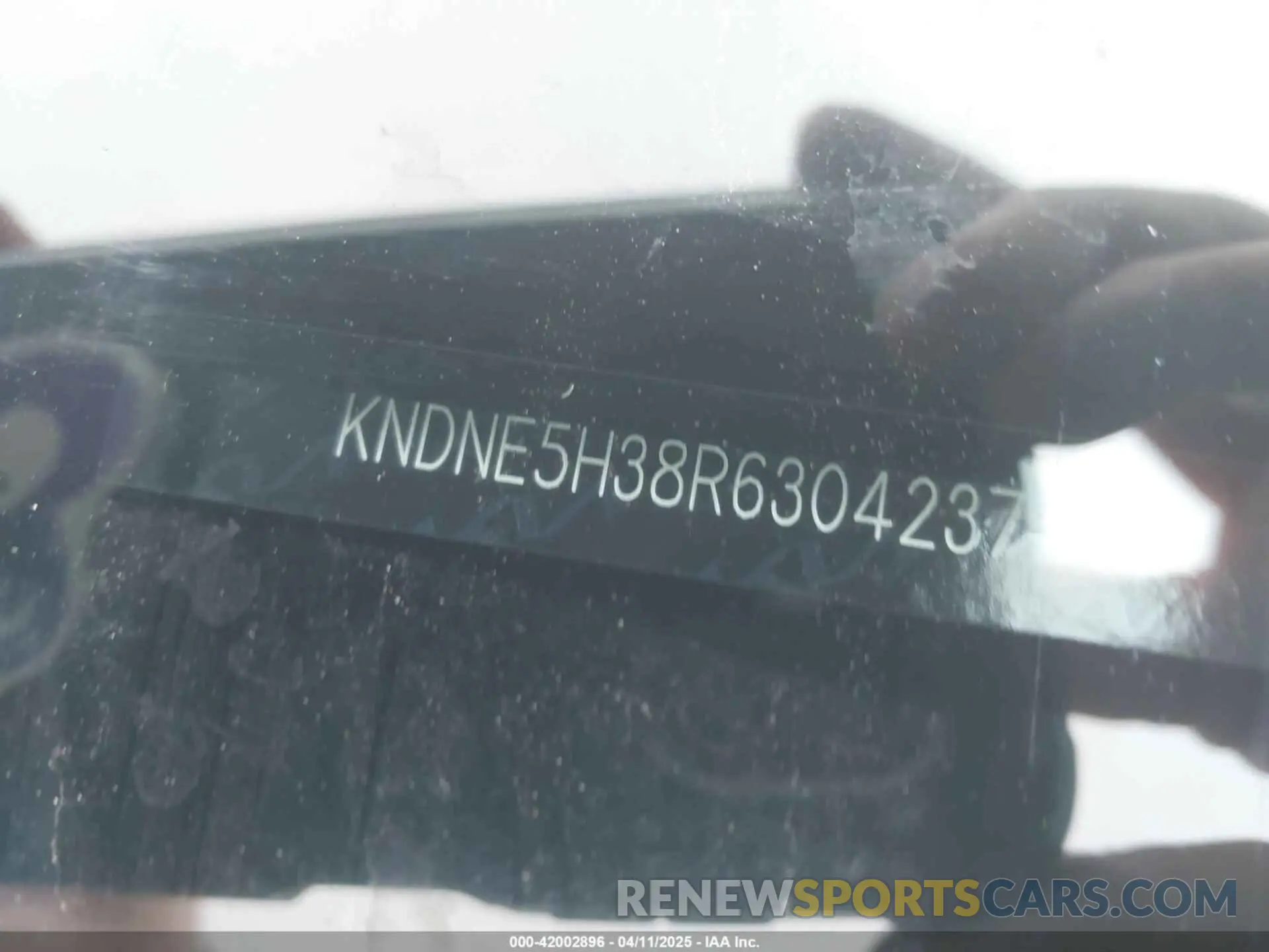 9 Photograph of a damaged car KNDNE5H38R6304237 KIA CARNIVAL MPV 2024
