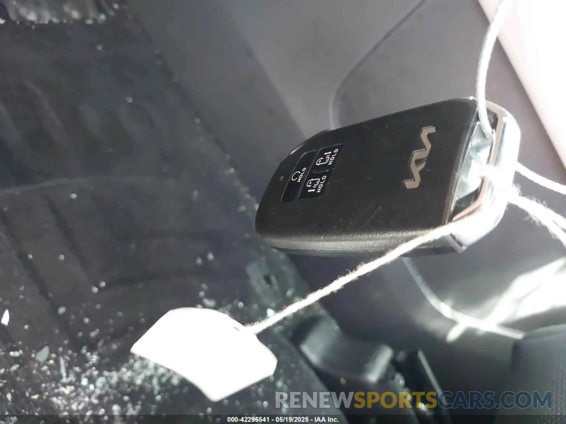 11 Photograph of a damaged car KNDNE5H39R6364270 KIA CARNIVAL MPV 2024