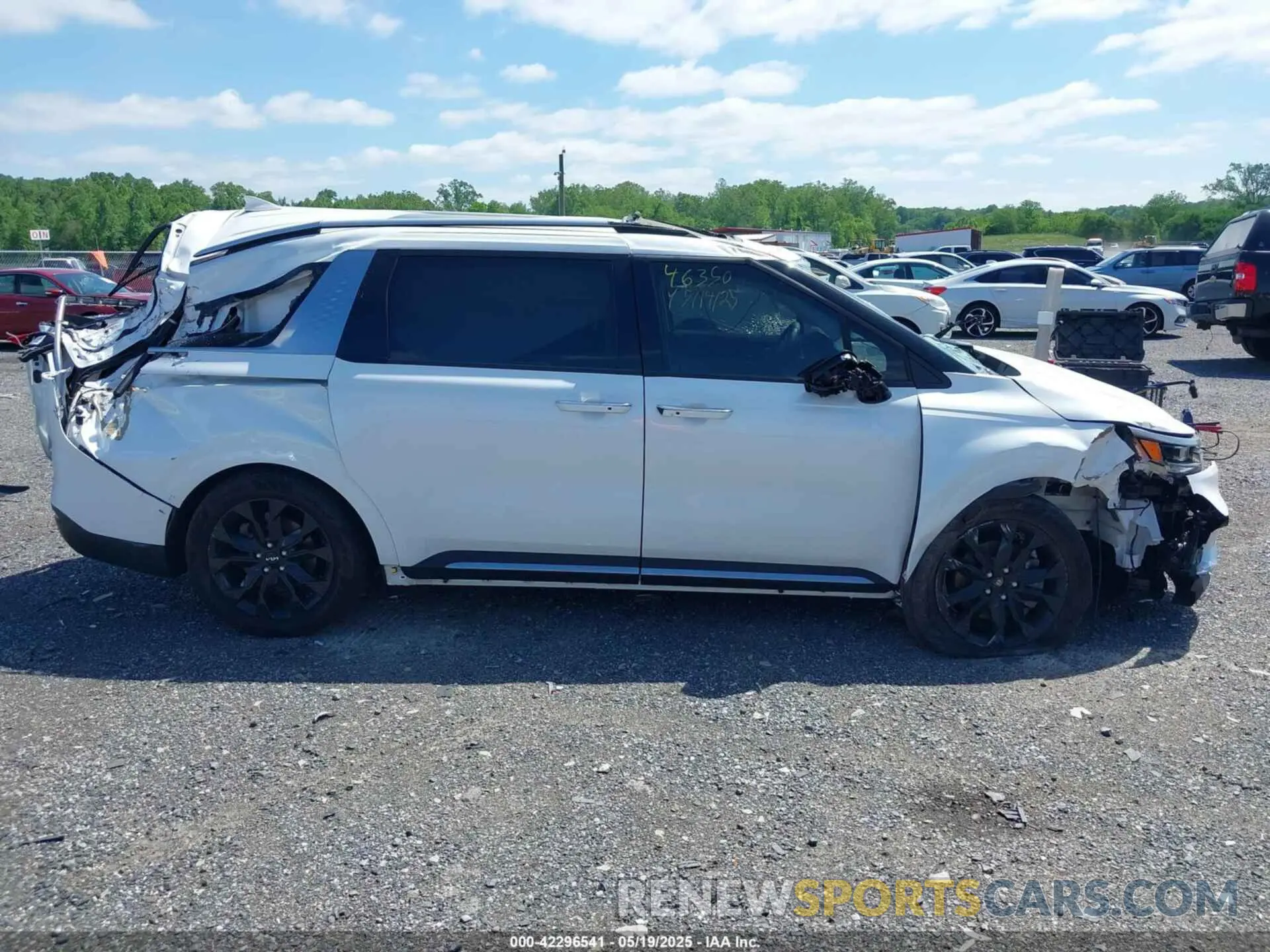 13 Photograph of a damaged car KNDNE5H39R6364270 KIA CARNIVAL MPV 2024