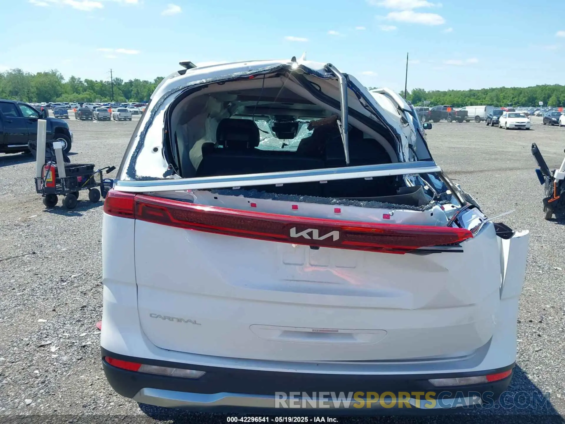 16 Photograph of a damaged car KNDNE5H39R6364270 KIA CARNIVAL MPV 2024