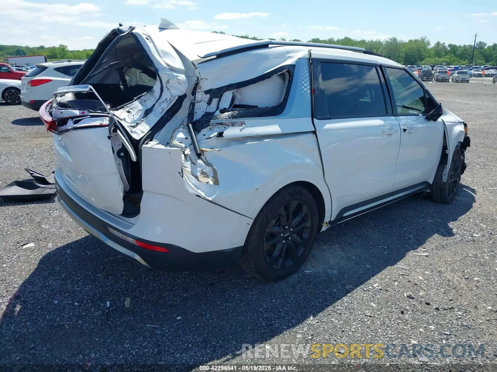 4 Photograph of a damaged car KNDNE5H39R6364270 KIA CARNIVAL MPV 2024