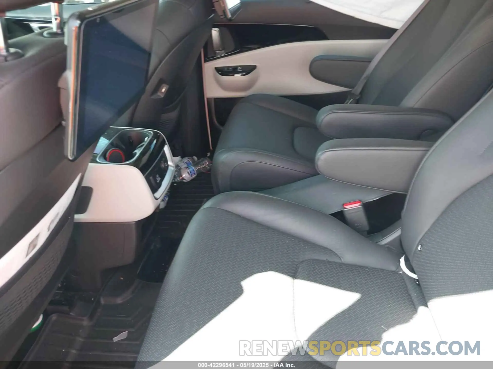 8 Photograph of a damaged car KNDNE5H39R6364270 KIA CARNIVAL MPV 2024