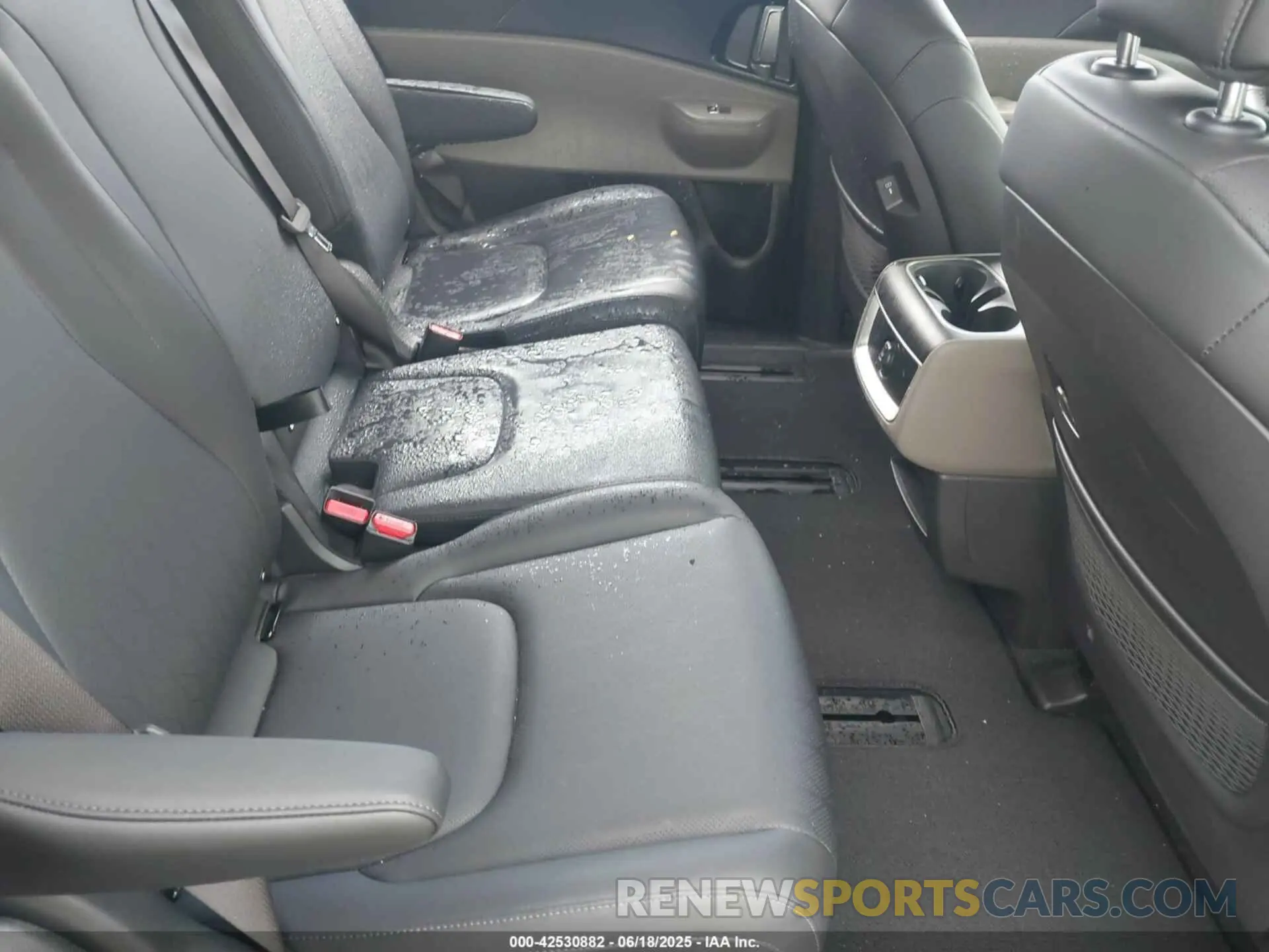 8 Photograph of a damaged car KNDNB5K33S6524084 KIA CARNIVAL MPV 2025