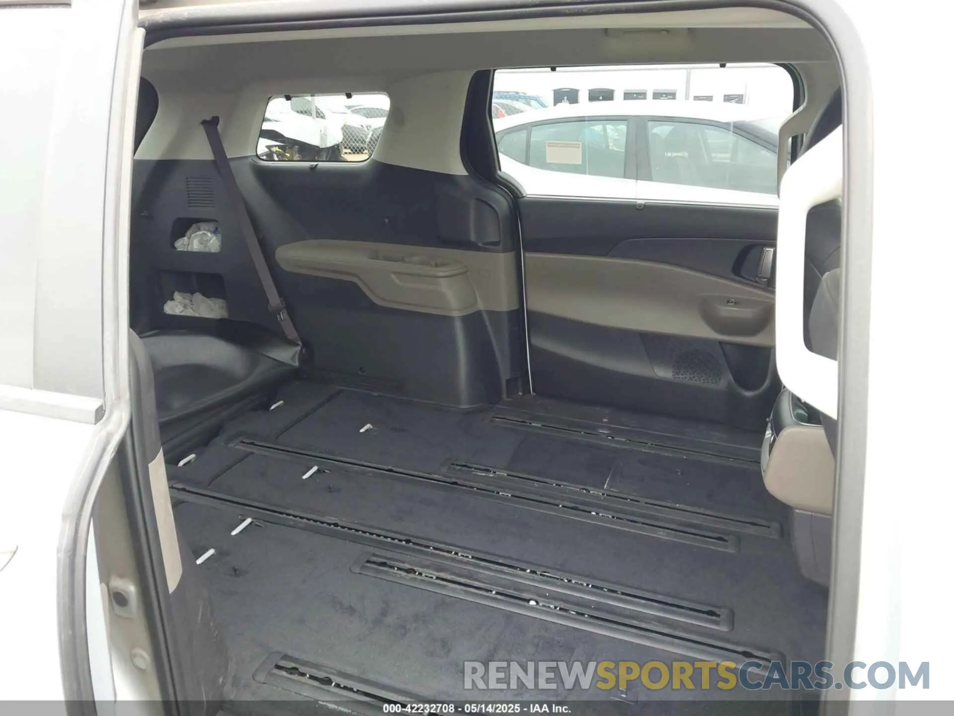8 Photograph of a damaged car KNDNC5K34S6455967 KIA CARNIVAL MPV 2025