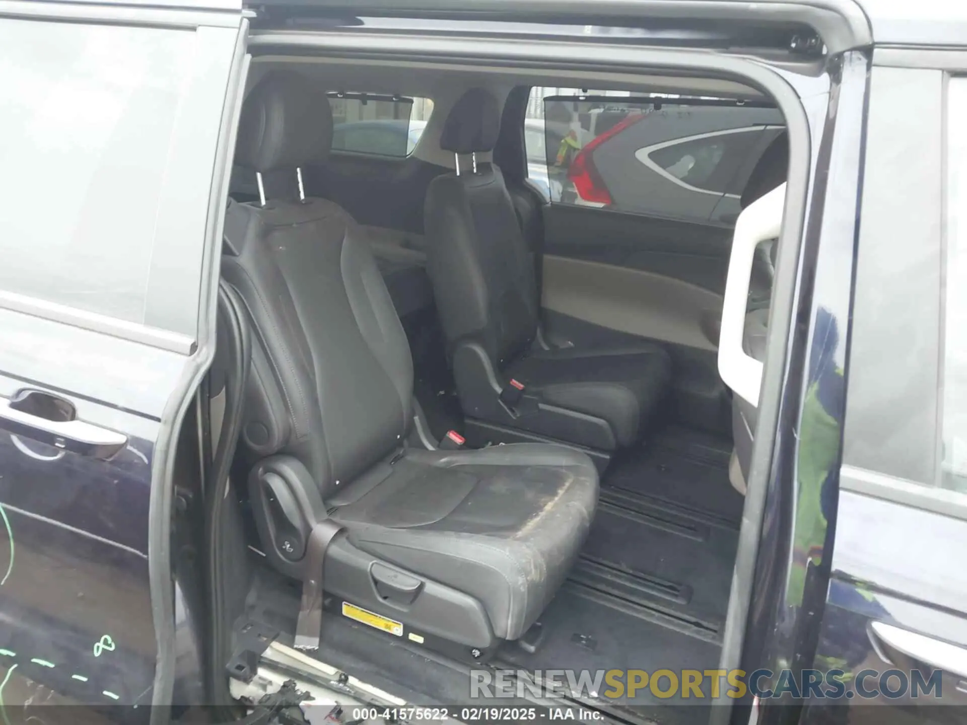 8 Photograph of a damaged car KNDNC5K39S6452353 KIA CARNIVAL MPV 2025