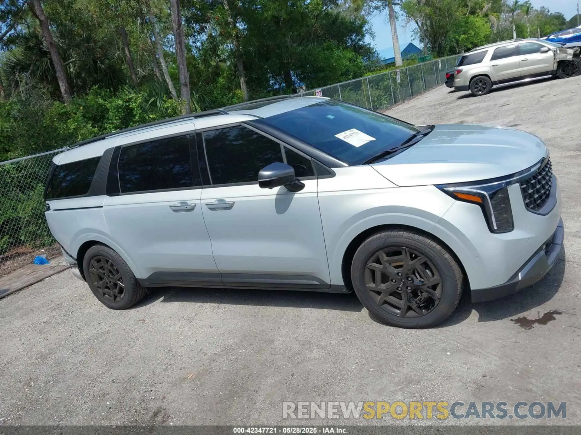 14 Photograph of a damaged car KNDNE5K30S6458925 KIA CARNIVAL MPV 2025
