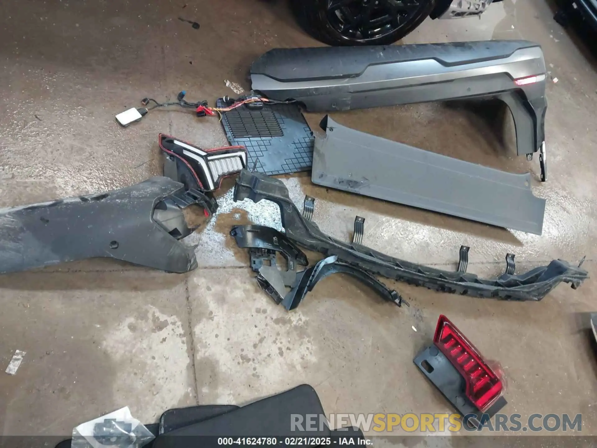 12 Photograph of a damaged car KNDNE5K33S6467800 KIA CARNIVAL MPV 2025
