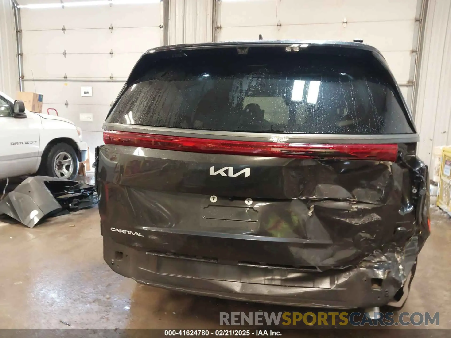 17 Photograph of a damaged car KNDNE5K33S6467800 KIA CARNIVAL MPV 2025