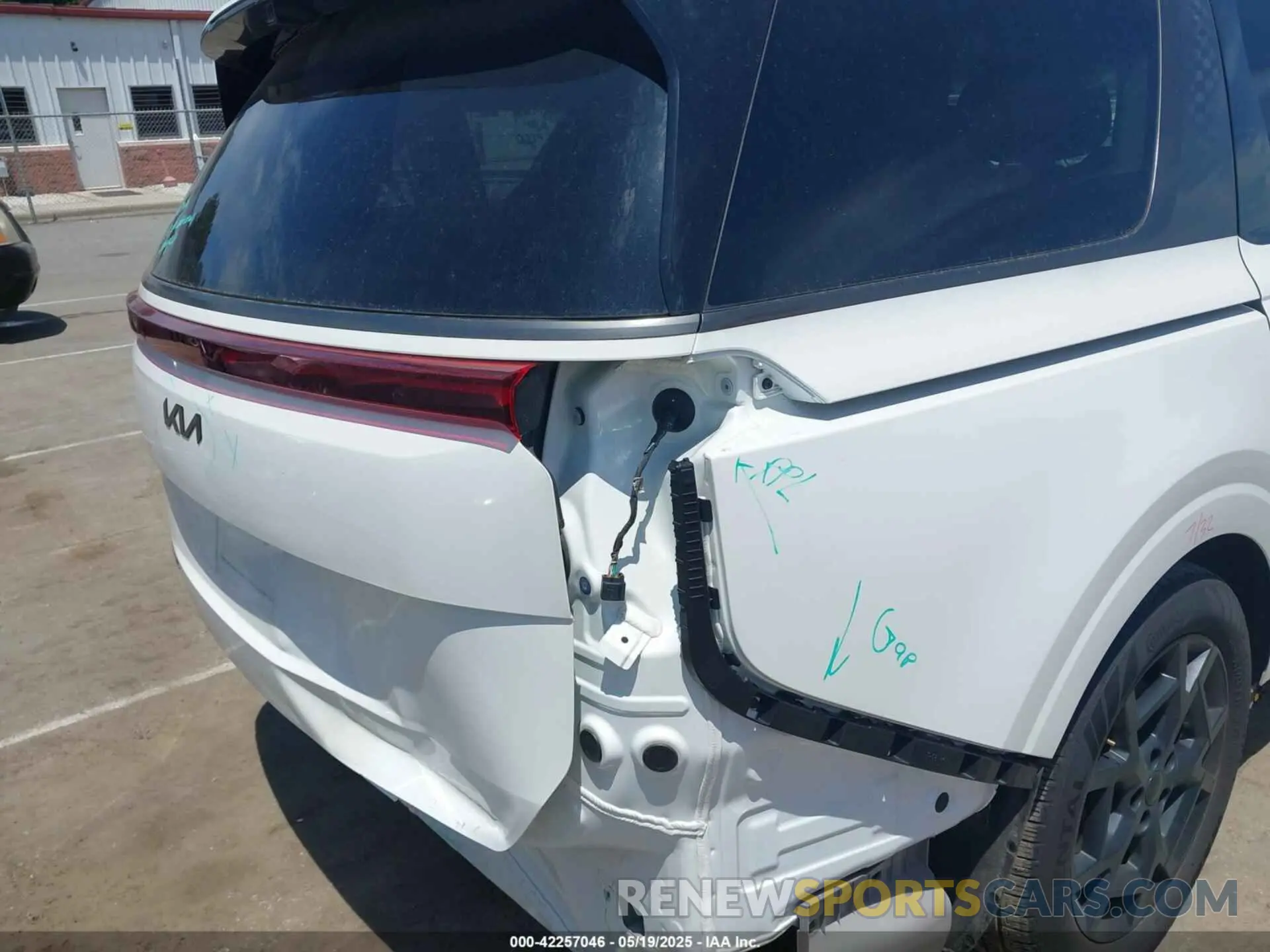 19 Photograph of a damaged car KNDNE5K34S6492592 KIA CARNIVAL MPV 2025