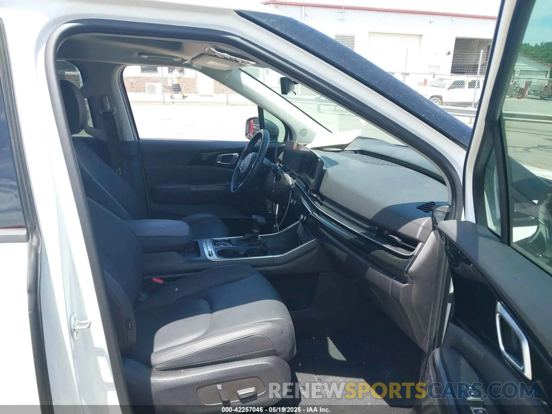5 Photograph of a damaged car KNDNE5K34S6492592 KIA CARNIVAL MPV 2025