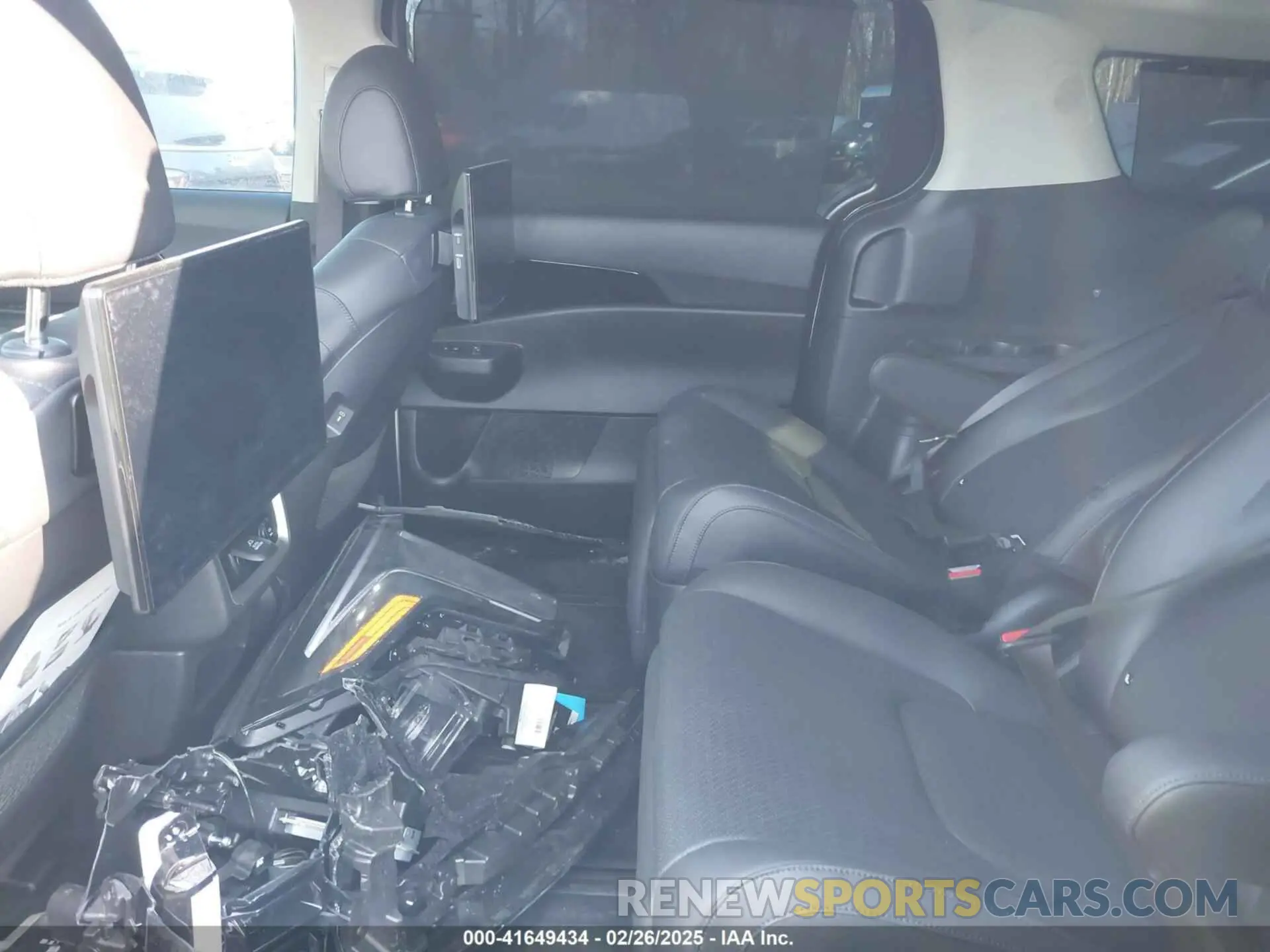 8 Photograph of a damaged car KNDNE5K39S6479692 KIA CARNIVAL MPV 2025