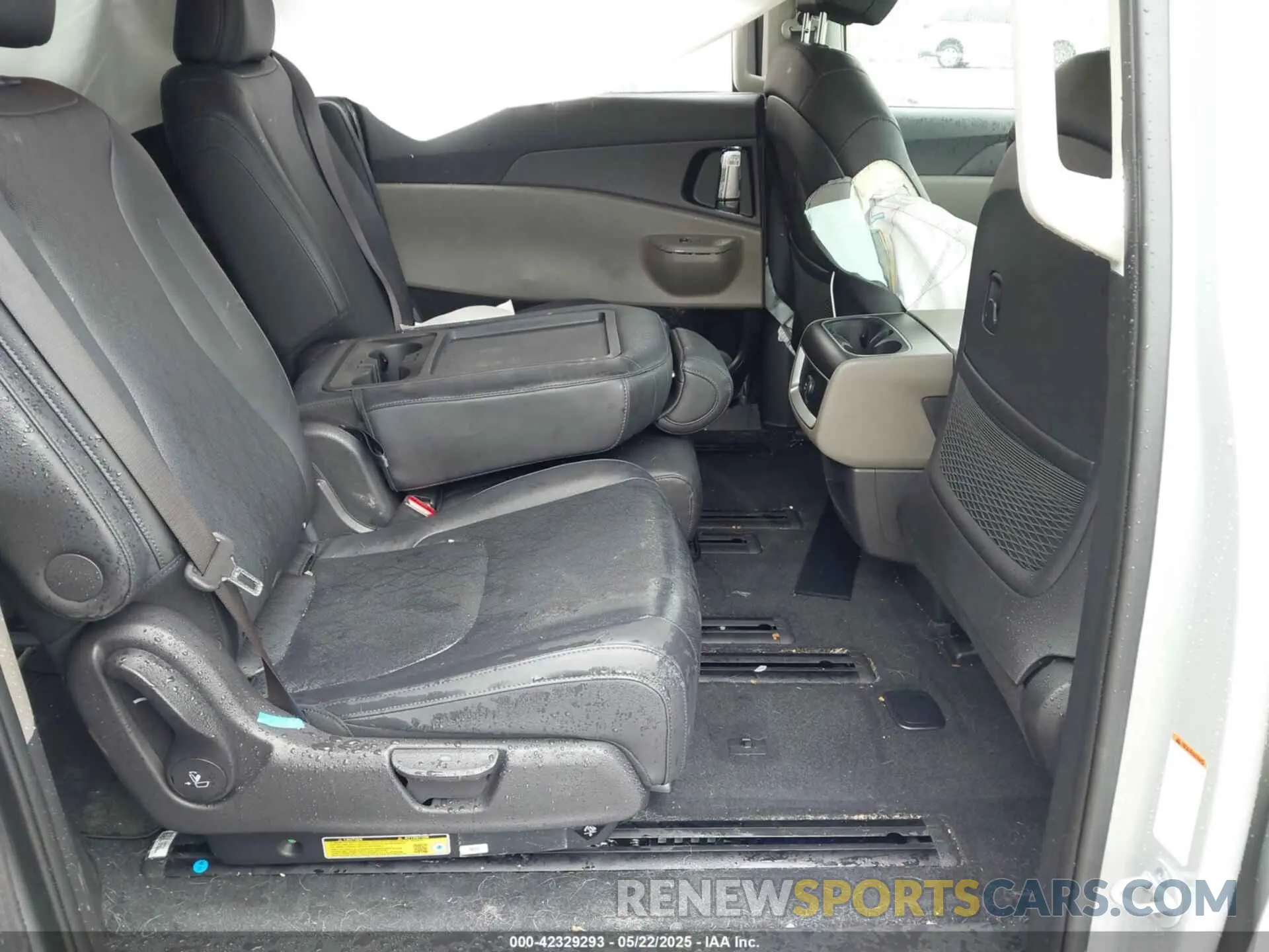 8 Photograph of a damaged car KNDNC5KA4S6030537 KIA CARNIVAL MPV HYBRID 2025