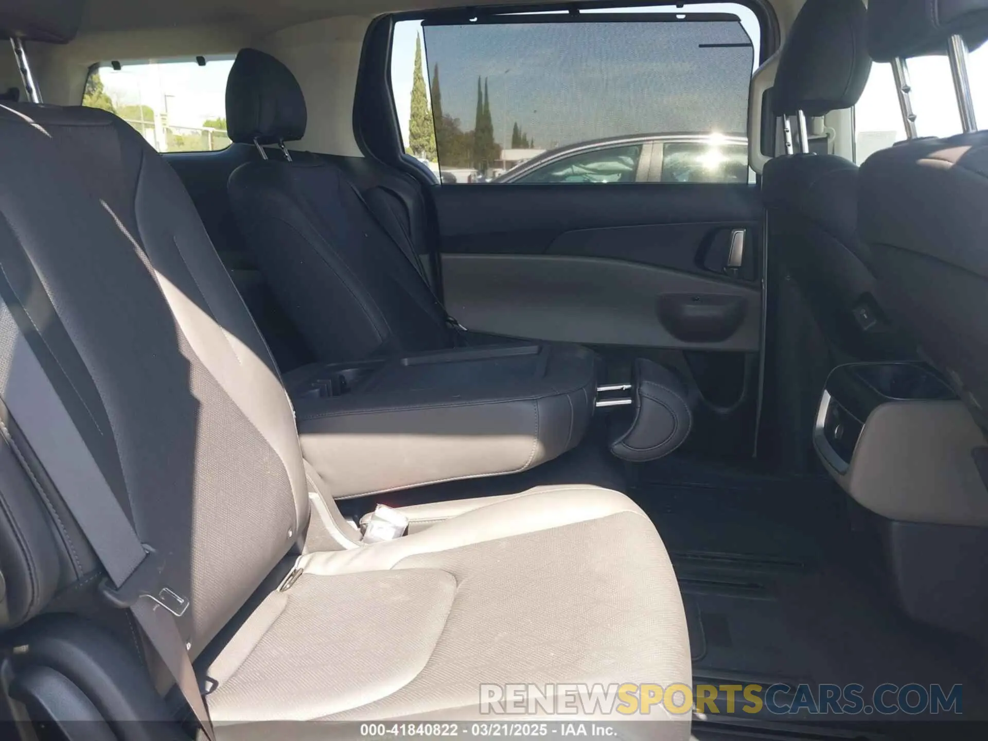 8 Photograph of a damaged car KNDNC5KA6S6044309 KIA CARNIVAL MPV HYBRID 2025